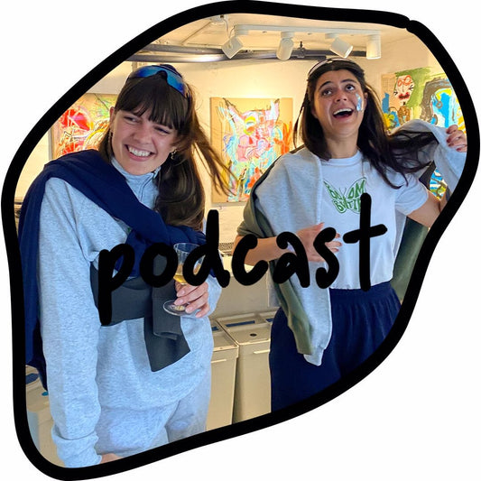 2 mennesker der ser glade ud bag ordet "podcast"
