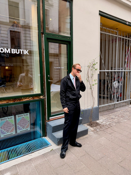 Adam er 185 cm høj og bruger størrelse L.