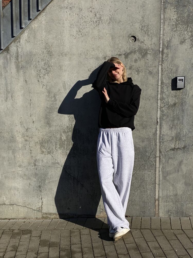 Clara er 179 cm høj og bruger størrelse M. | uden grå