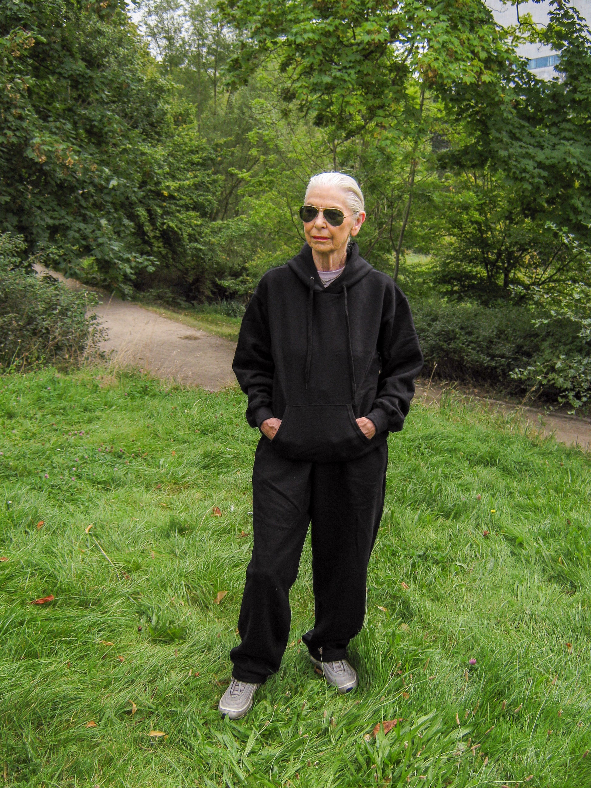 Clara er 167 cm høj og bruger størrelse S. | sort