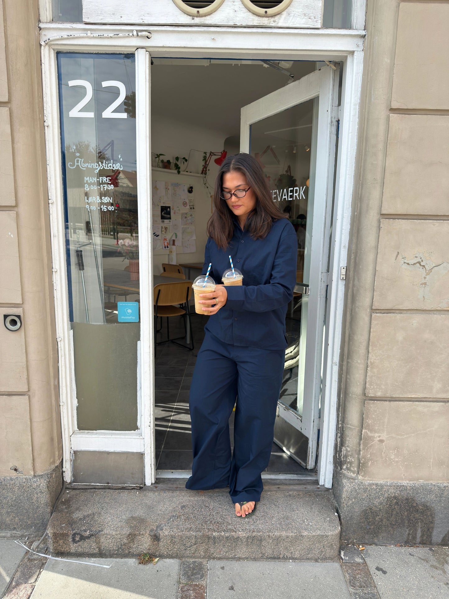 Katja er 170 cm høj og bruger størrelse M. | mørkeblå
