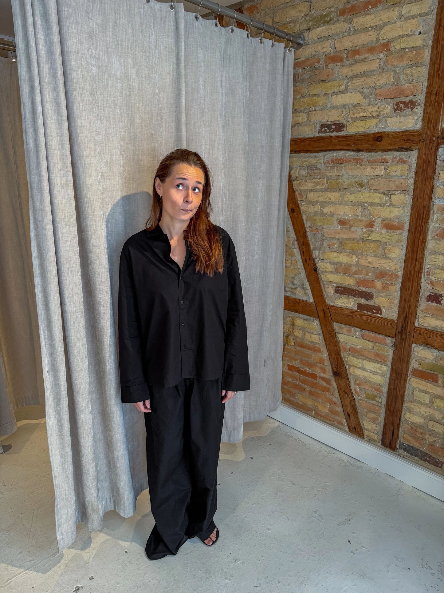 Celine er 168 cm høj og bruger størrelse M.