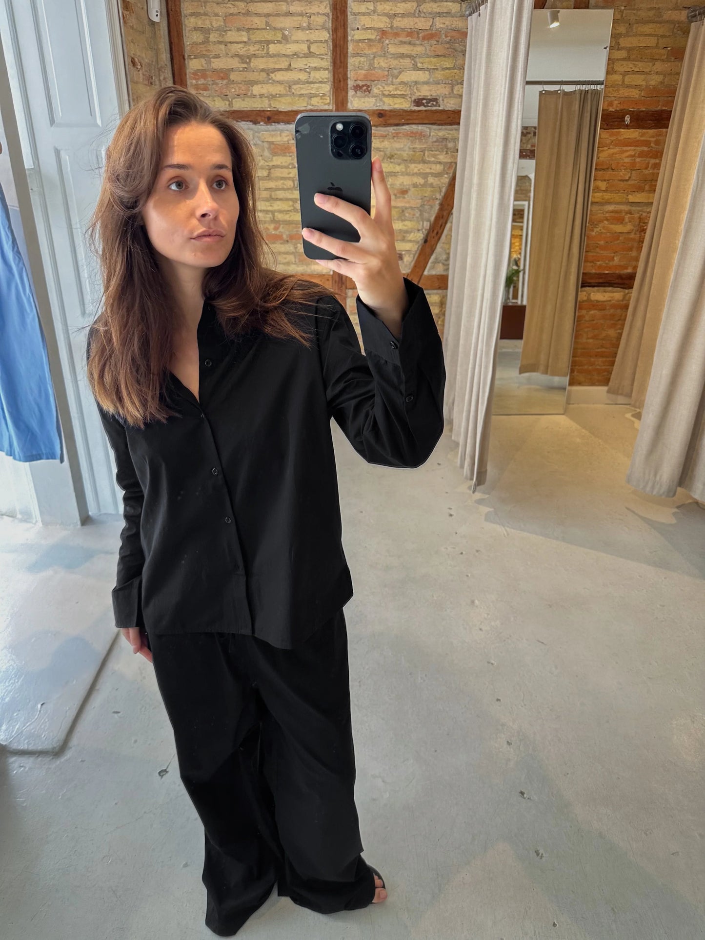 Celine er 168 cm høj og bruger størrelse M.