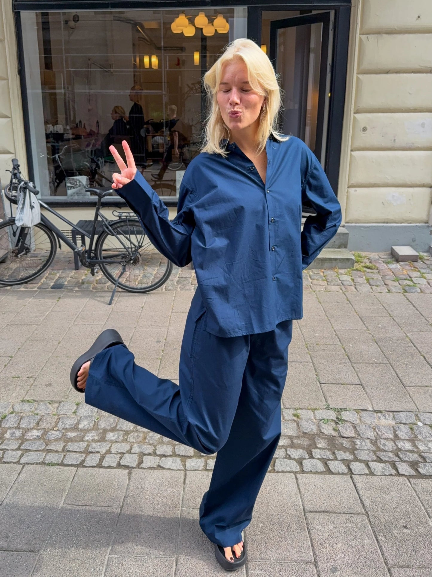 Sofie er 170 cm høj og bruger størrelse M. | mørkeblå