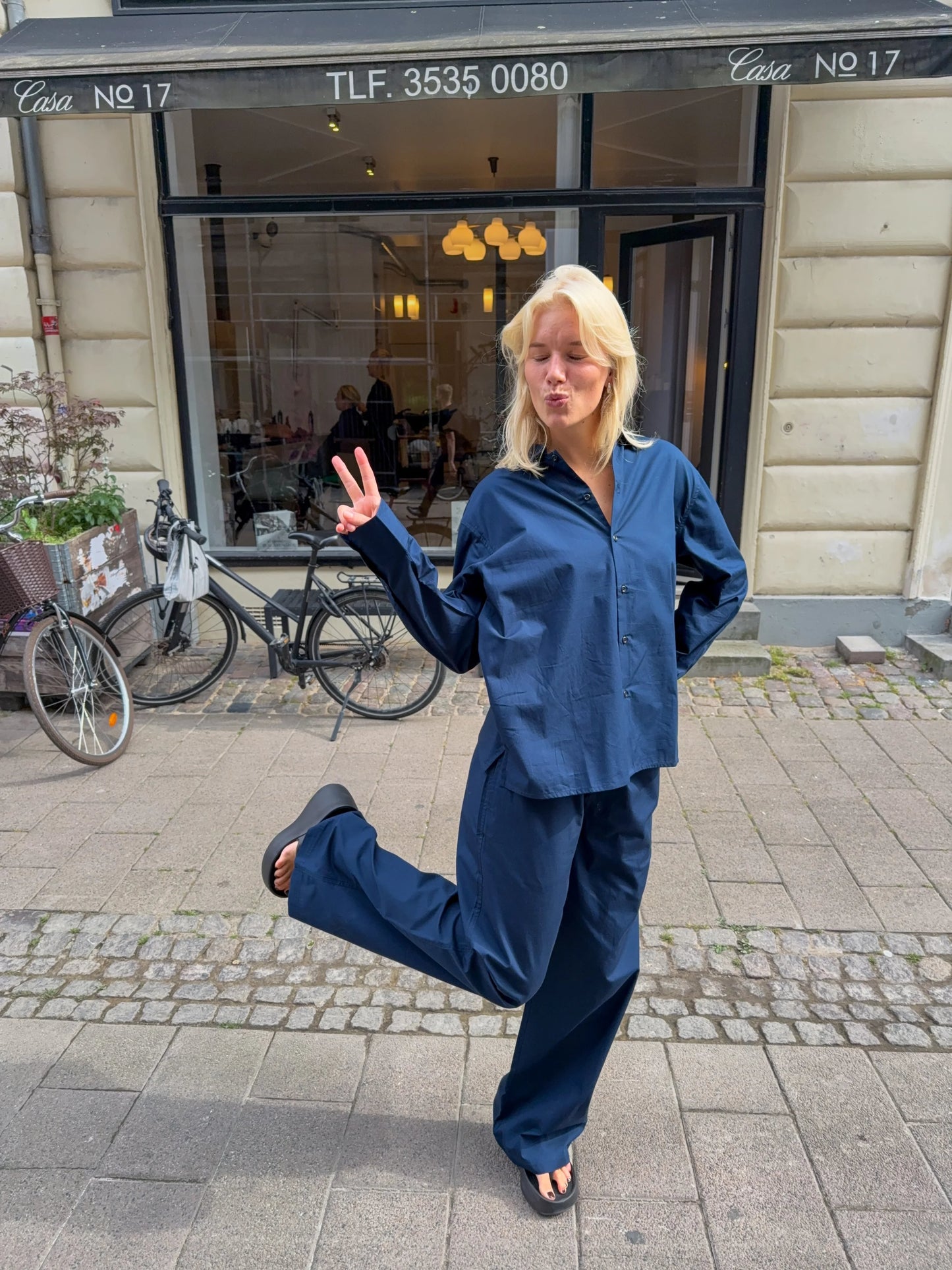 Sofie er 170 cm høj og bruger størrelse M.