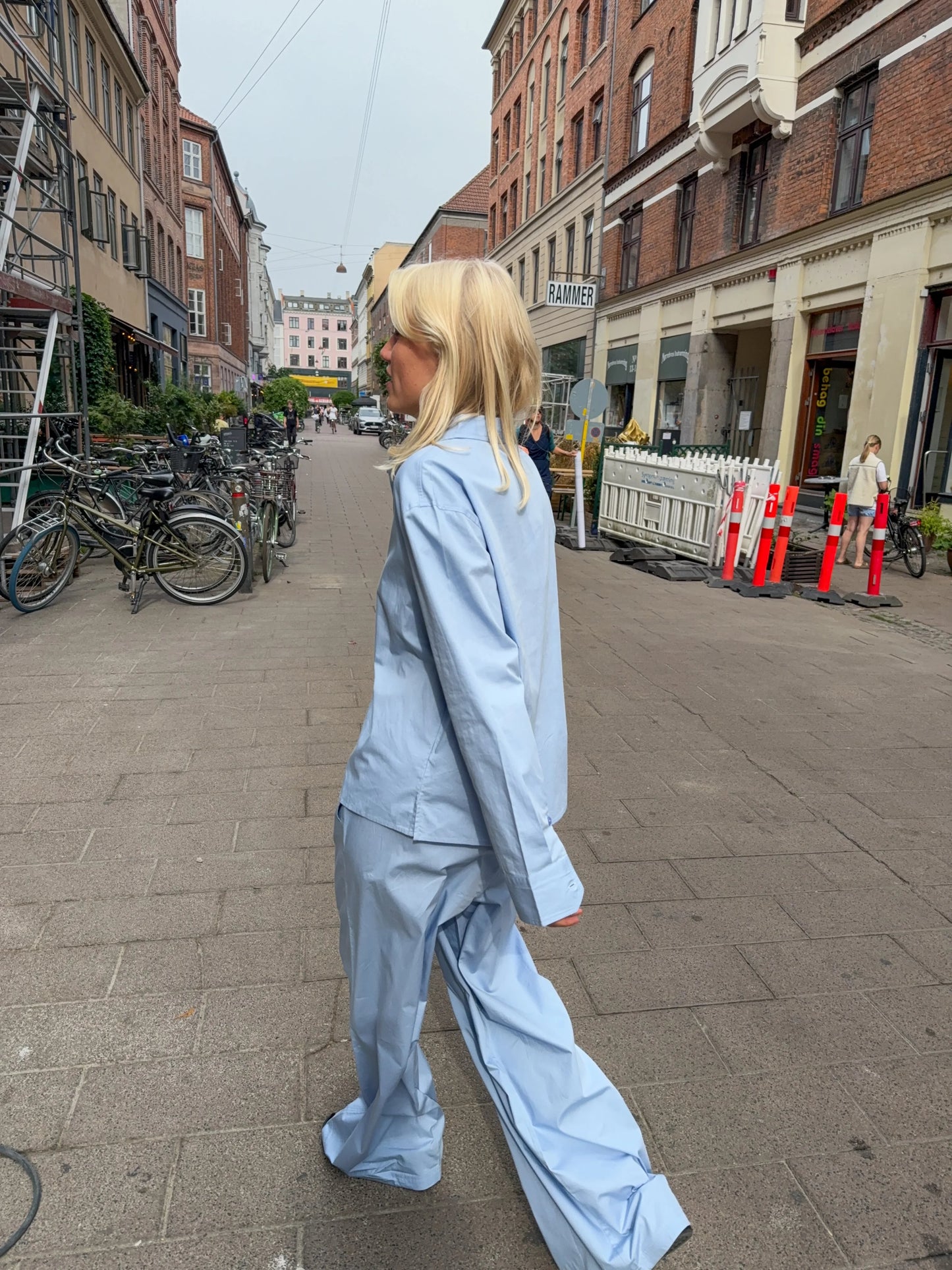 Sofie er 170 cm høj og bruger størrelse M