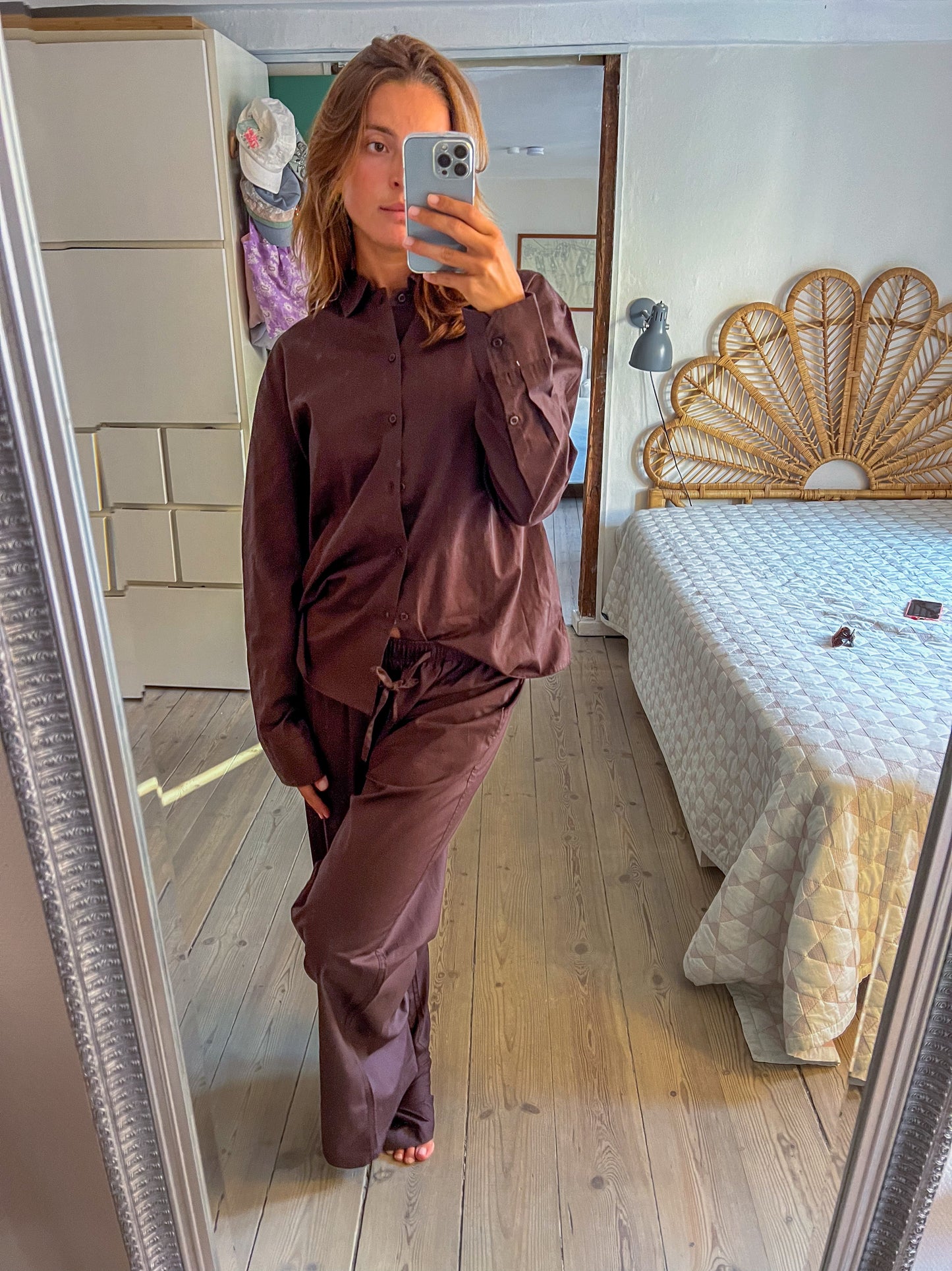 Sofie er 165 cm høj og bruger størrelse S. | mørkebrun