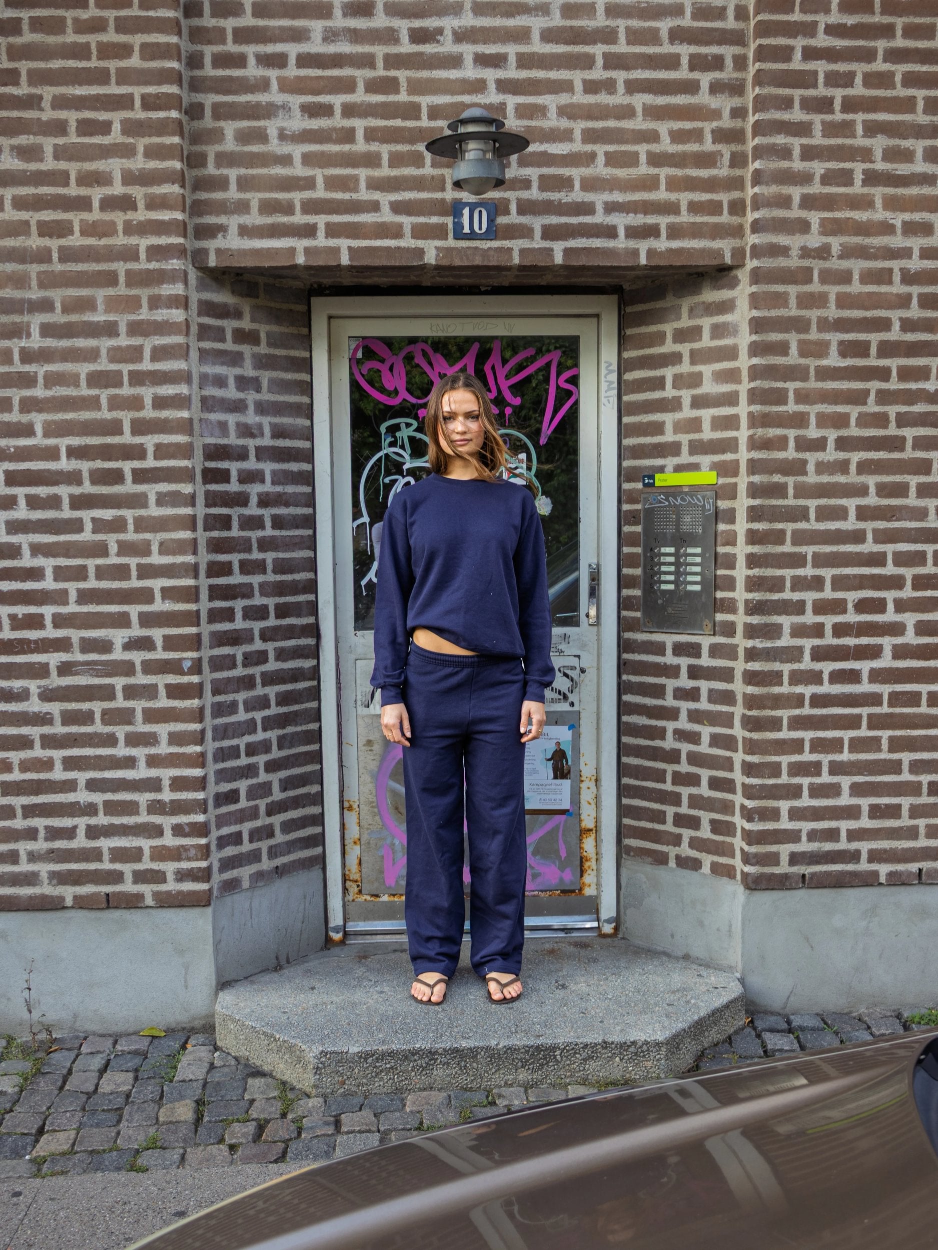 Kajsa er 174 cm høj og bruger størrelse S. | mørkeblå