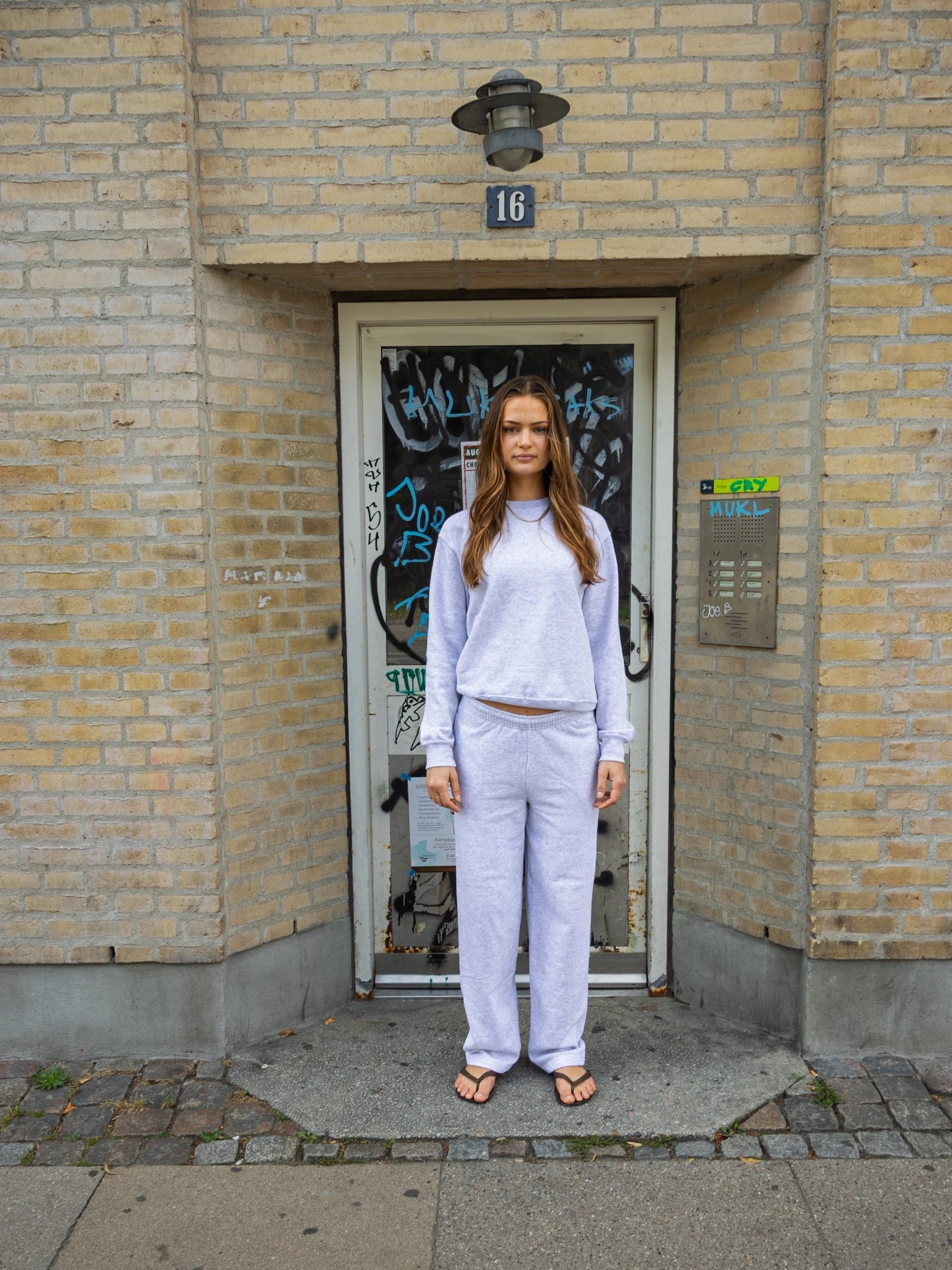 Kajsa er 174 cm høj og bruger størrelse S. | lysegrå