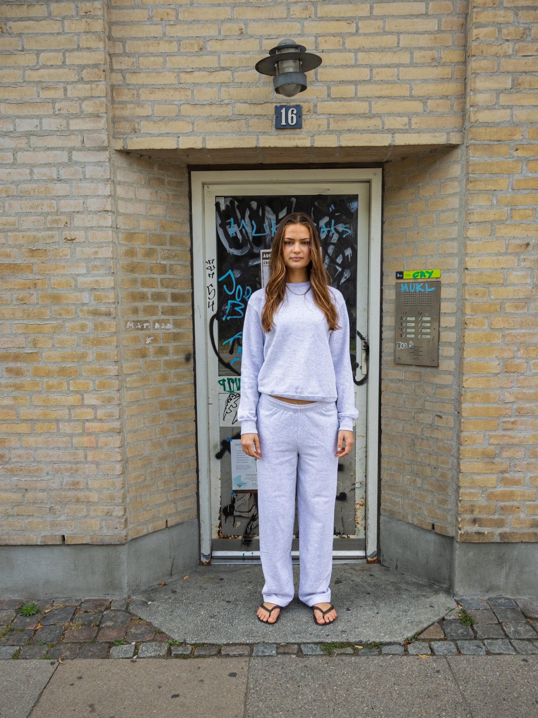 Kajsa er 174 cm høj og bruger størrelse S. | lysegrå