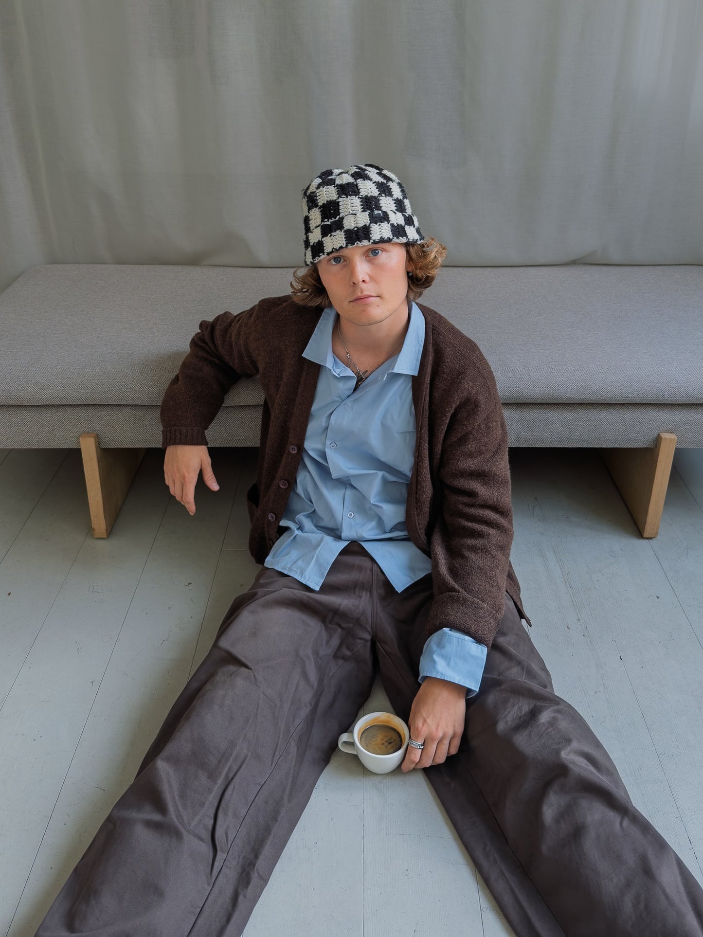 Oliver er 185 cm høj og bruger størrelse L. | mørkebrun