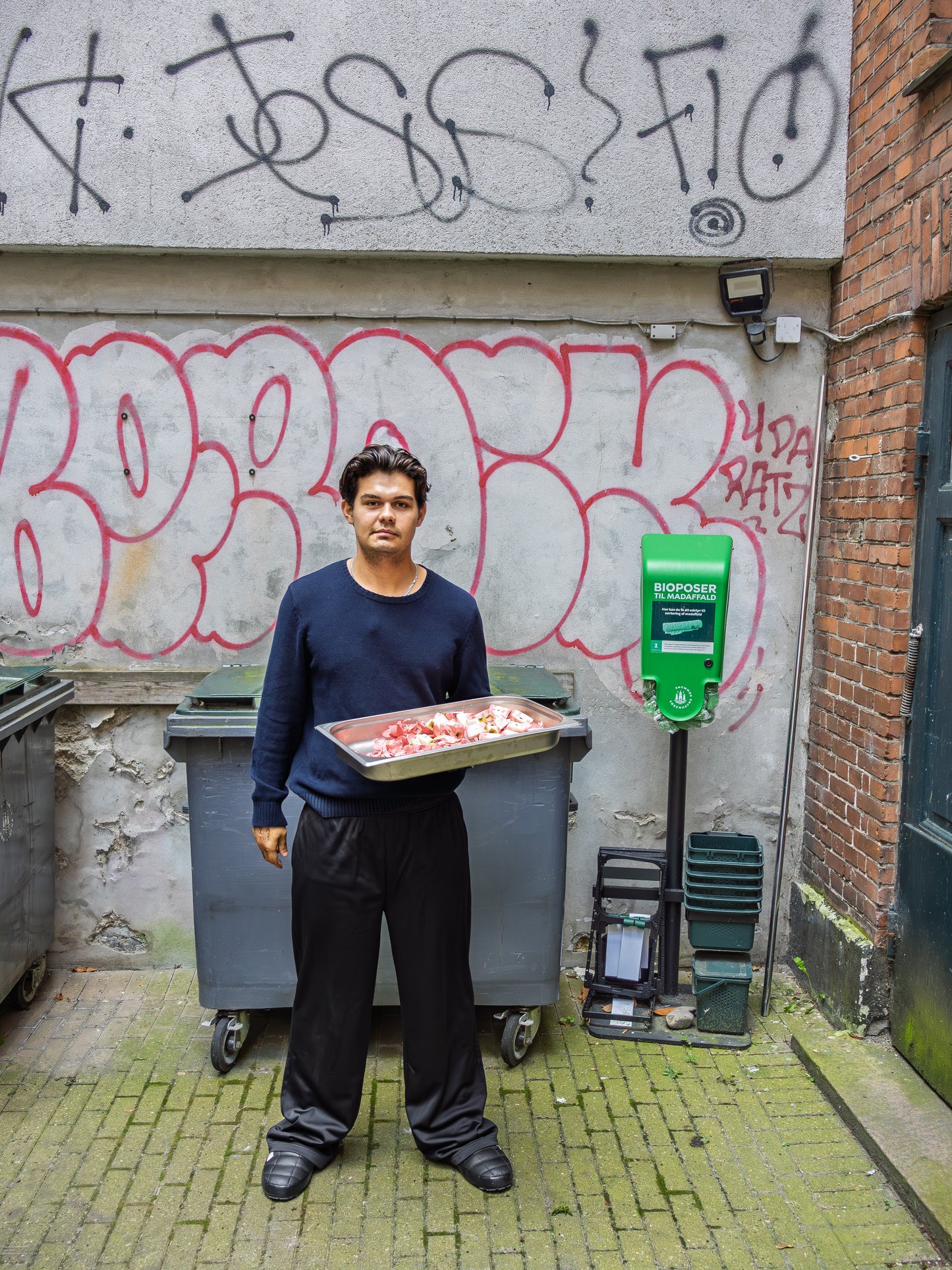 Emil er 186 cm høj og bruger størrelse XL. | sort