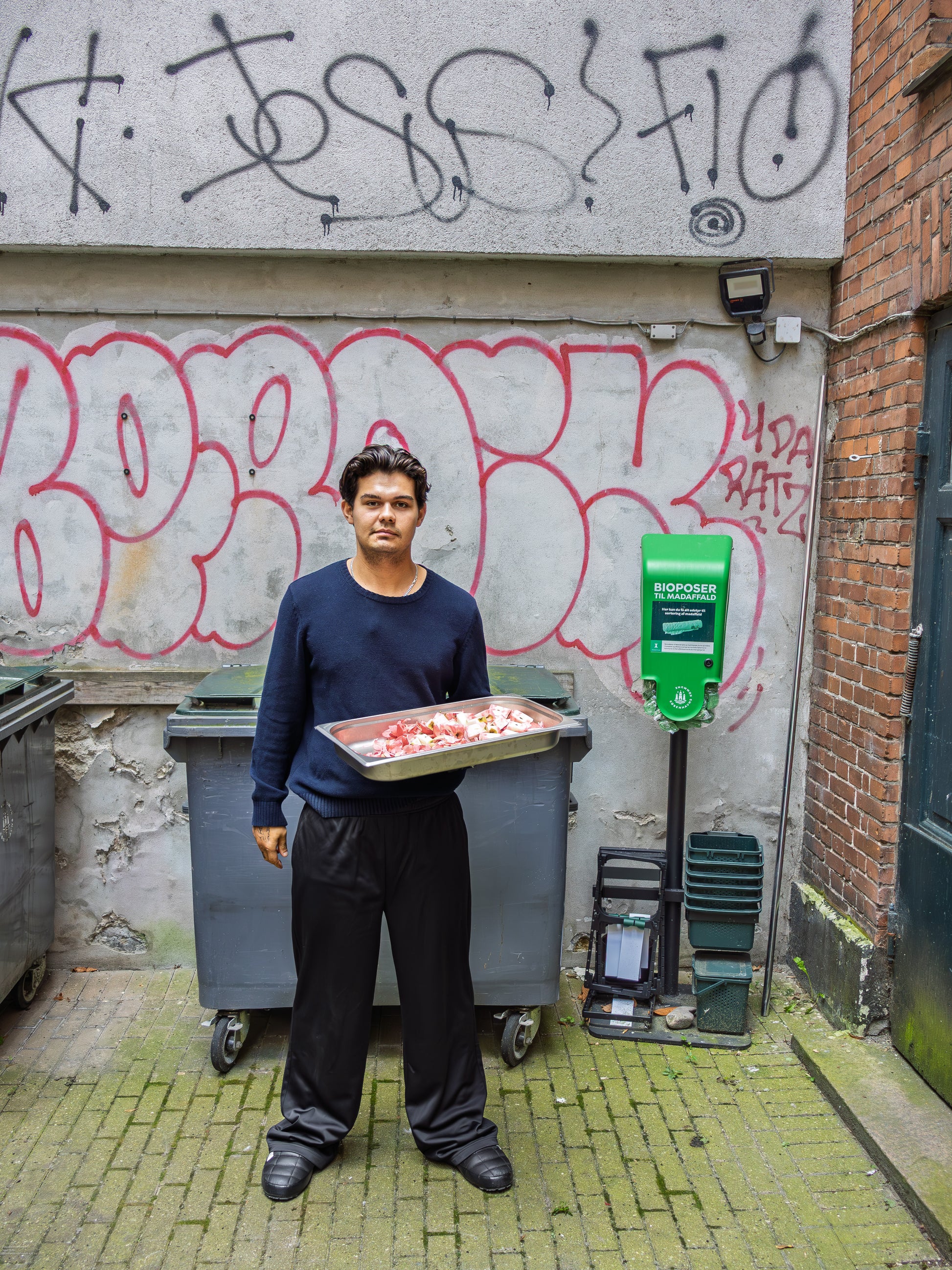 Emil er 186 cm høj og bruger størrelse XL. | sort