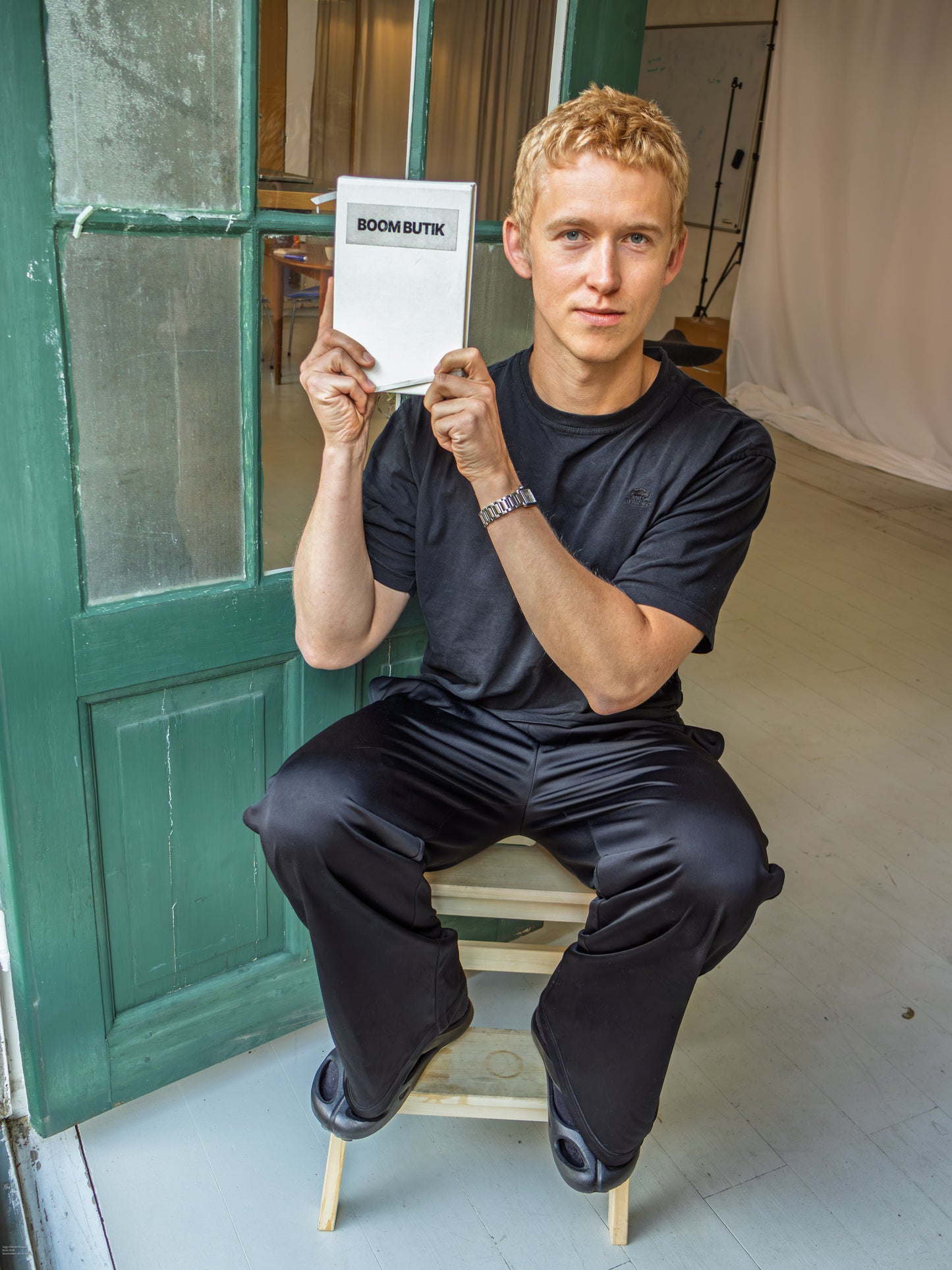 Peter er 188 cm høj og bruger størrelse XL. | sort