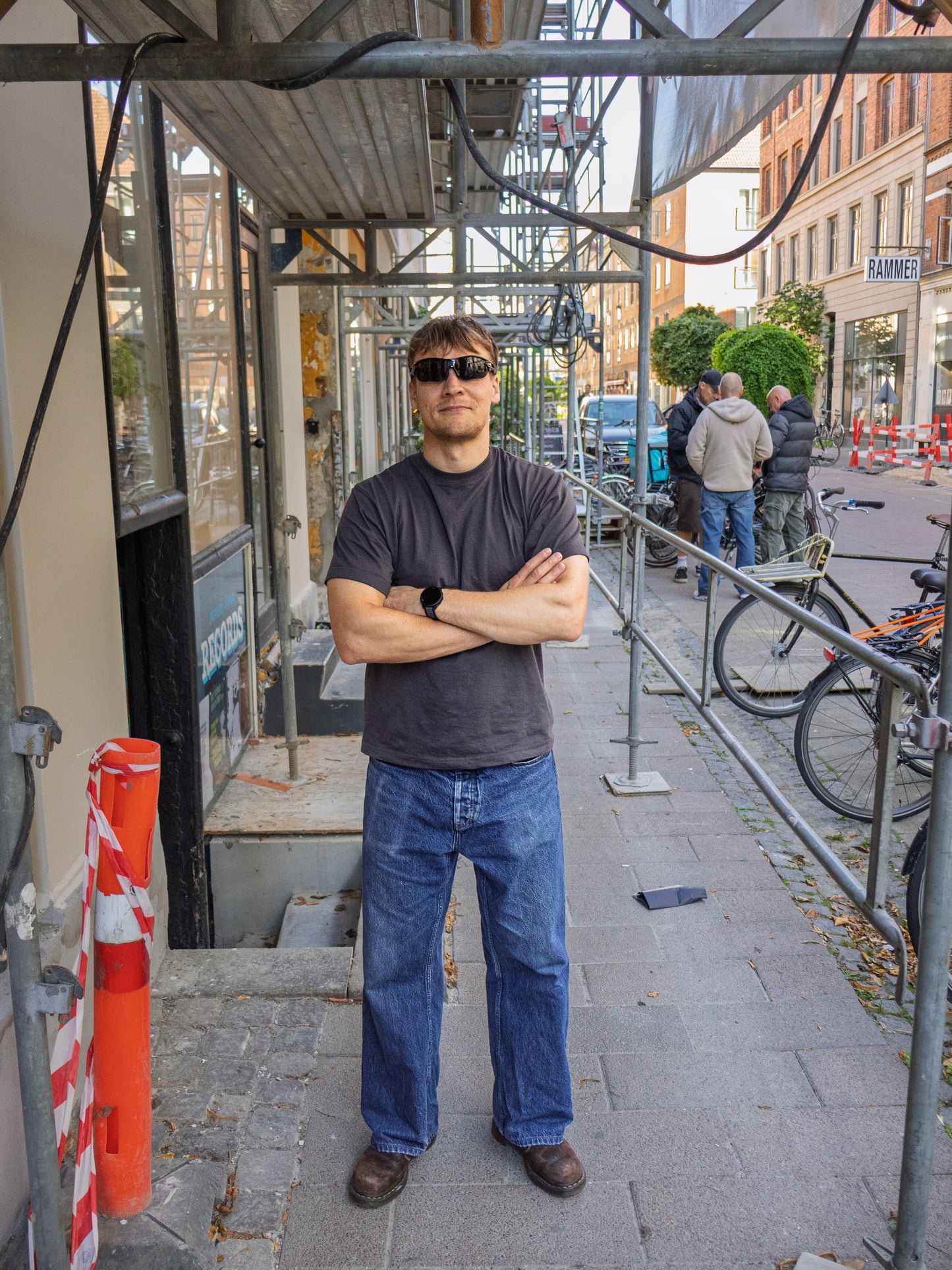 Johan er 179 cm høj og bruger størrelse L. | mørkegrå