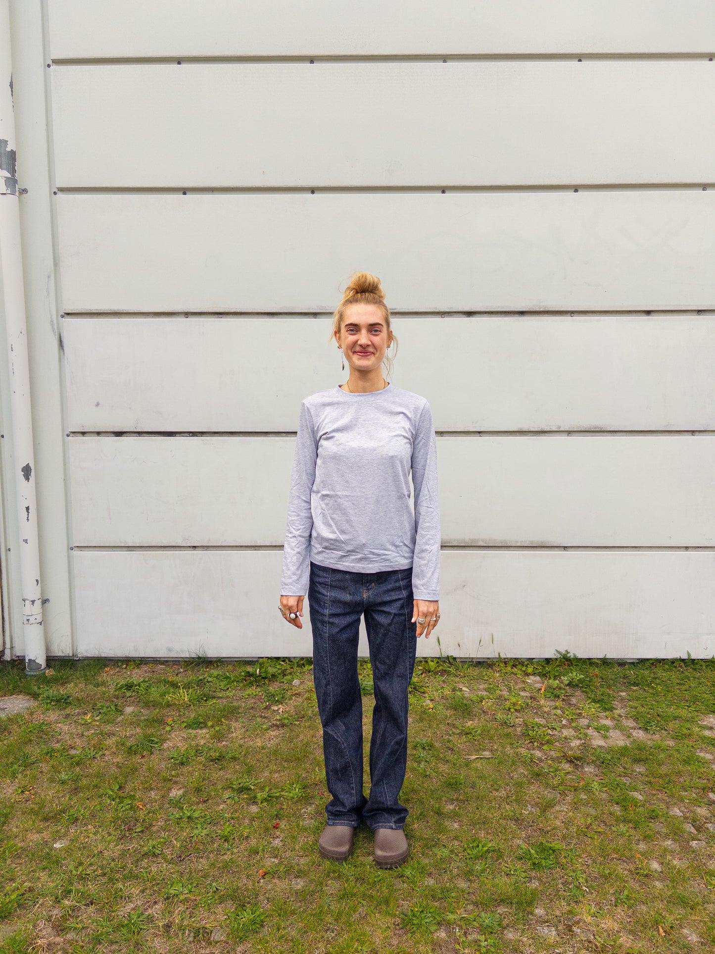 Alma er 174 cm høj og bruger størrelse M | grå