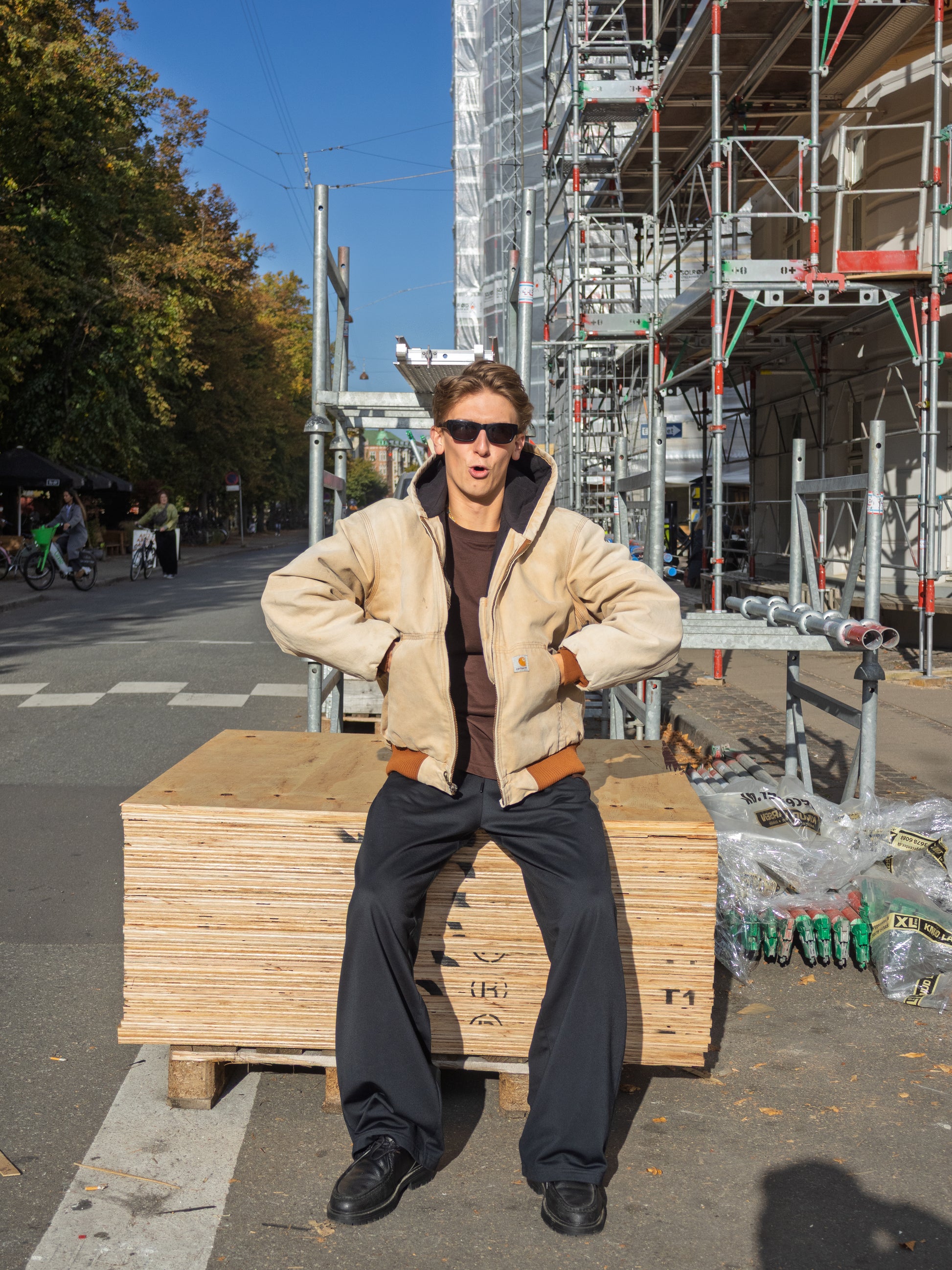 August er 185 cm høj og bruger størrelse XL. | sort