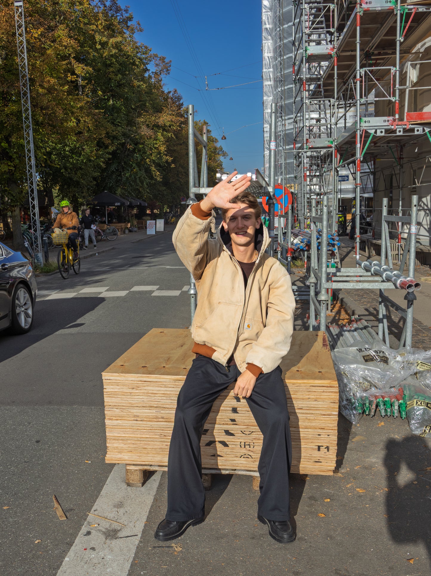 August er 185 cm høj og bruger størrelse XL. | sort