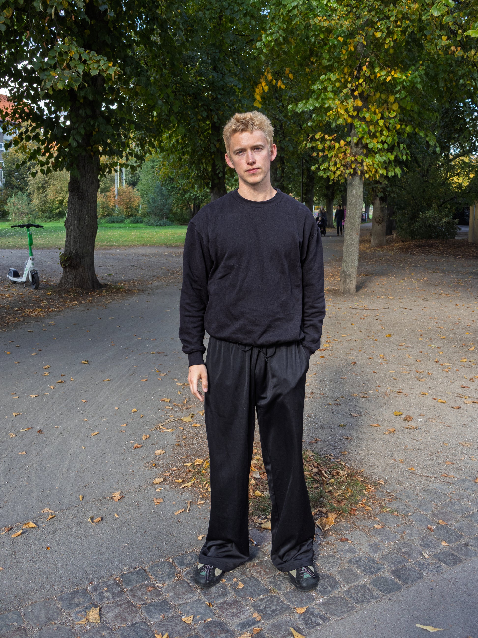 Peter er 188 cm høj og bruger størrelse XL. | sort