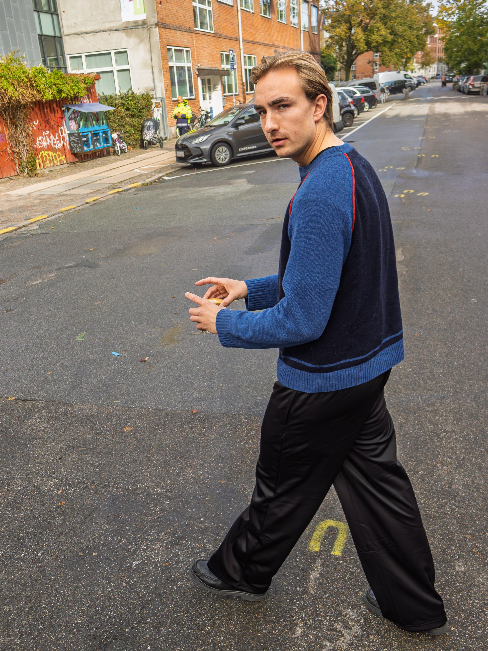 Felix er 195 cm høj og bruger størrelse XL. | sort