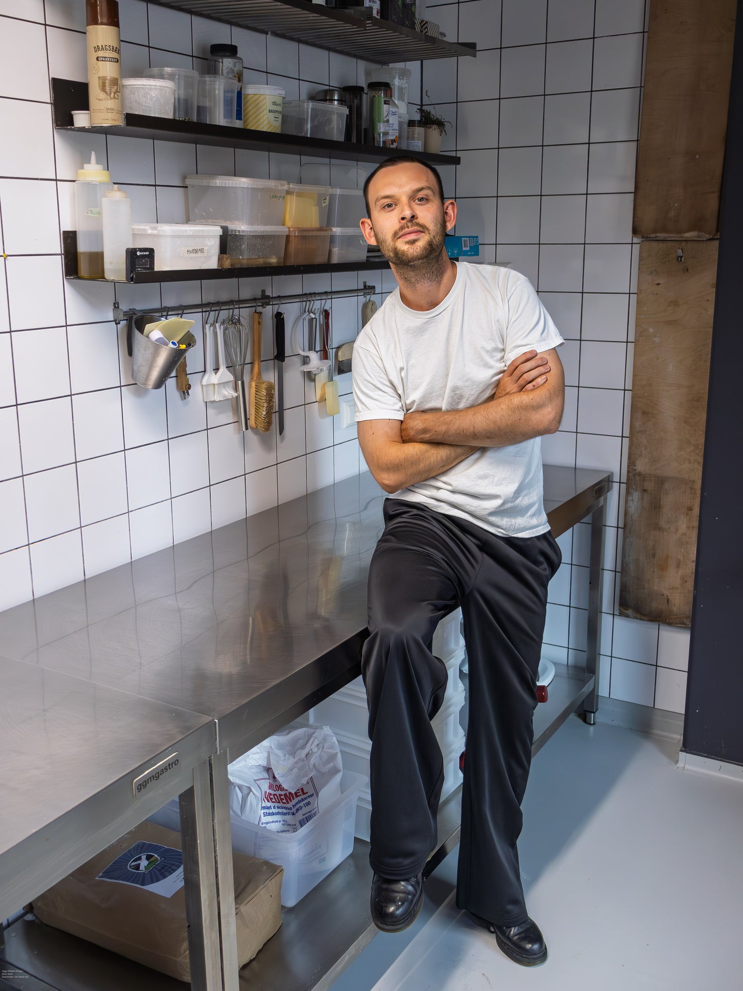 Peter er 181 cm høj og bruger størrelse L. | sort