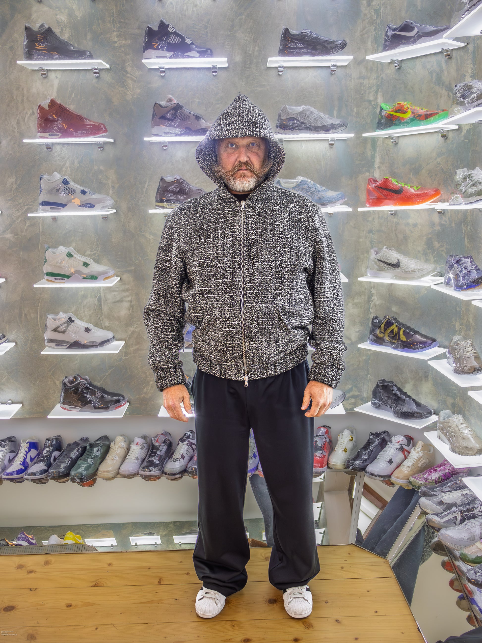 Lars er 174 cm høj og bruger størrelse L. | sort