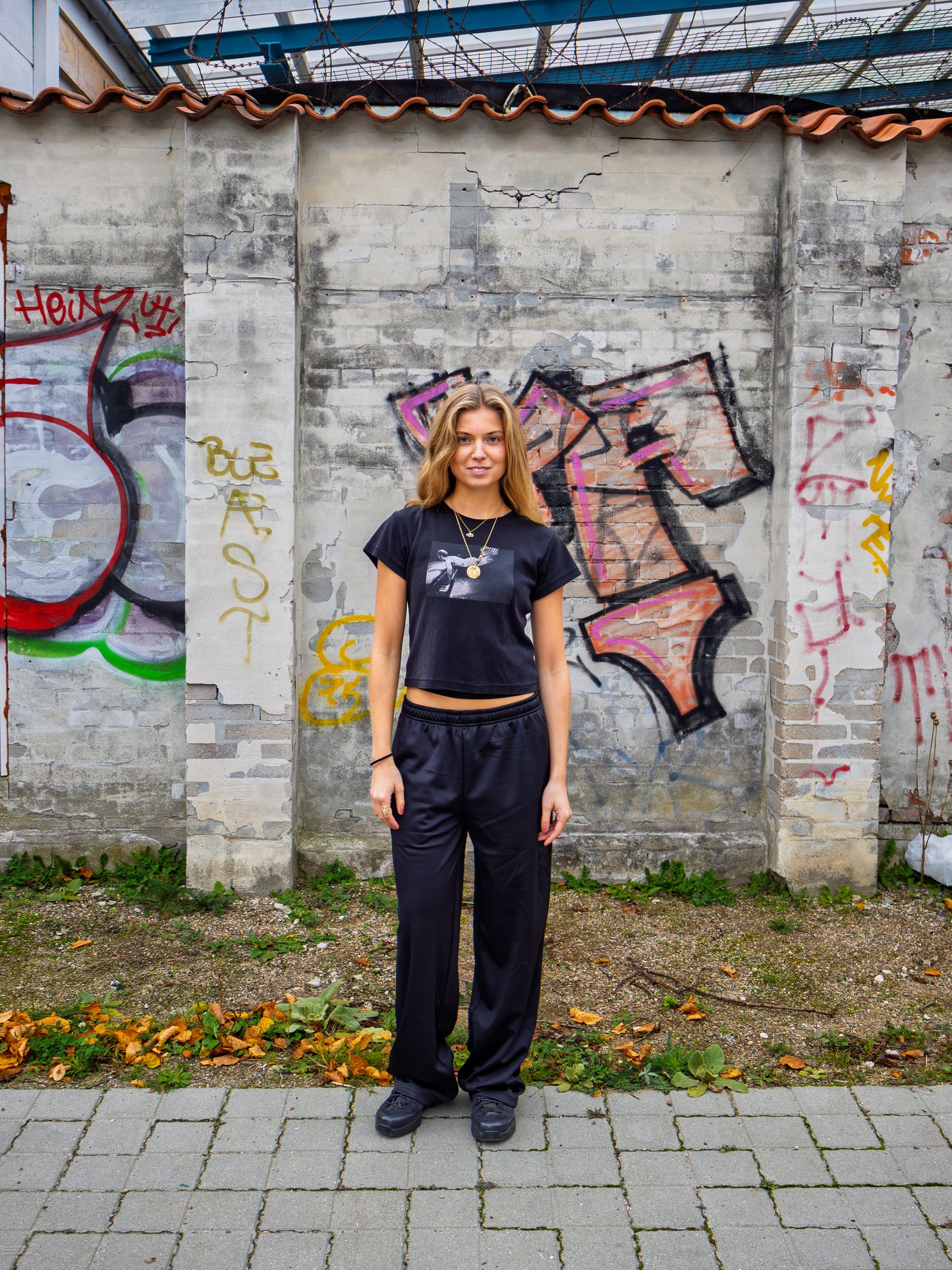 Wilma er 168 cm høj og bruger størrelse M. | sort