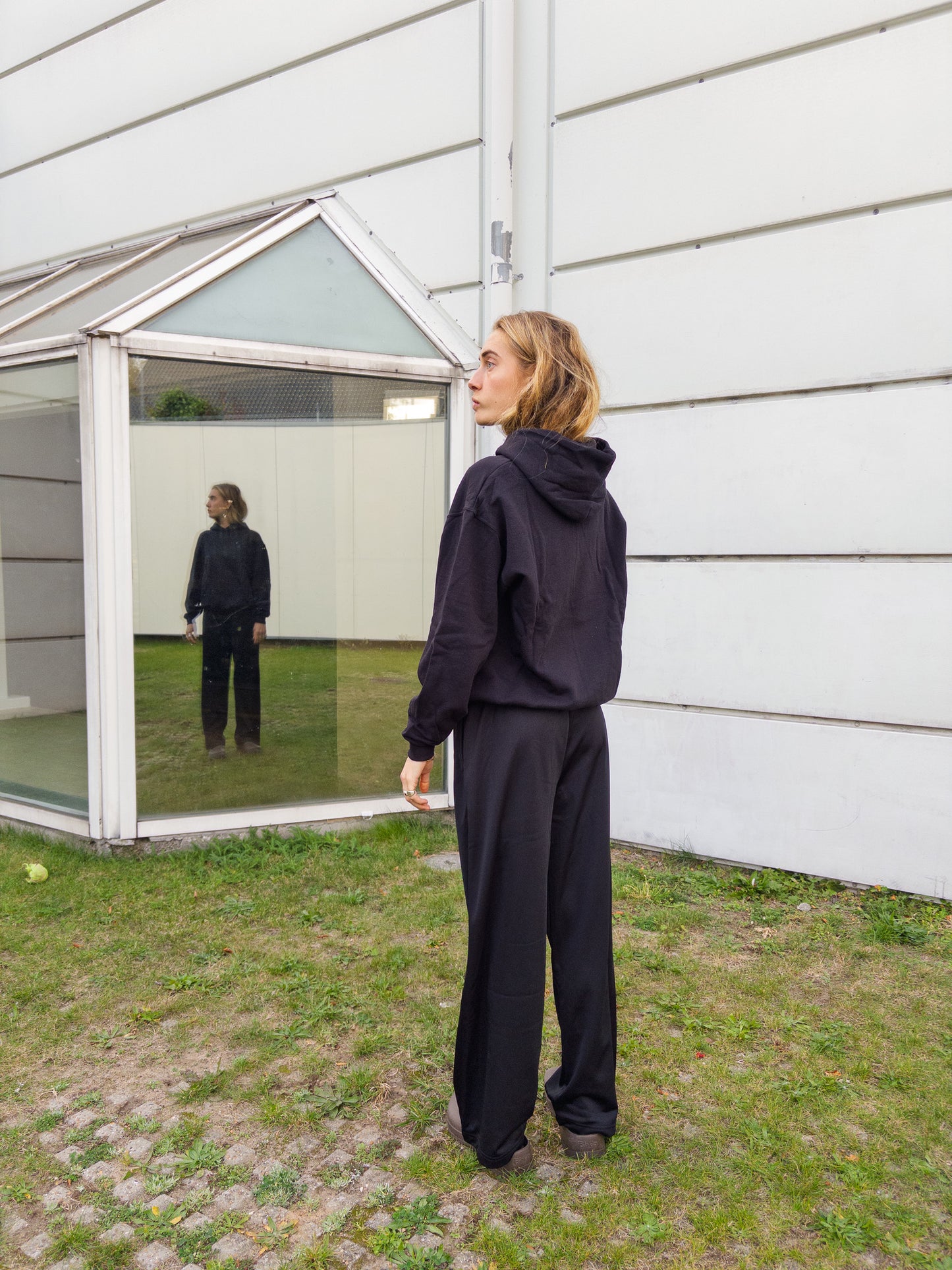 Alma er 174 cm høj og bruger størrelse M.