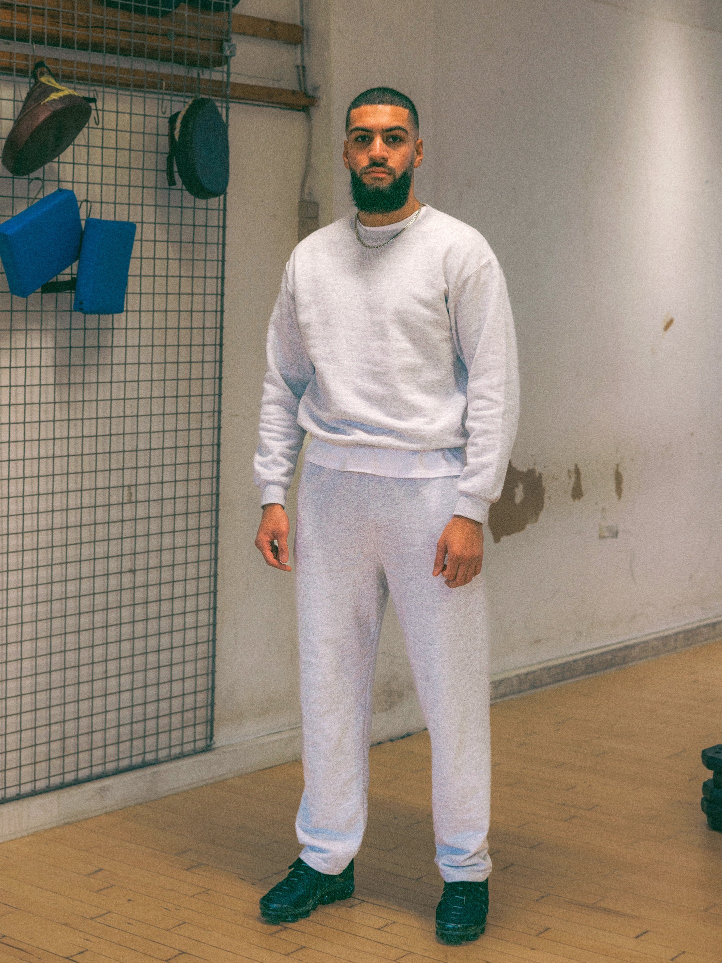 Hamza er 193 cm høj og bruger størrelse L. | grå