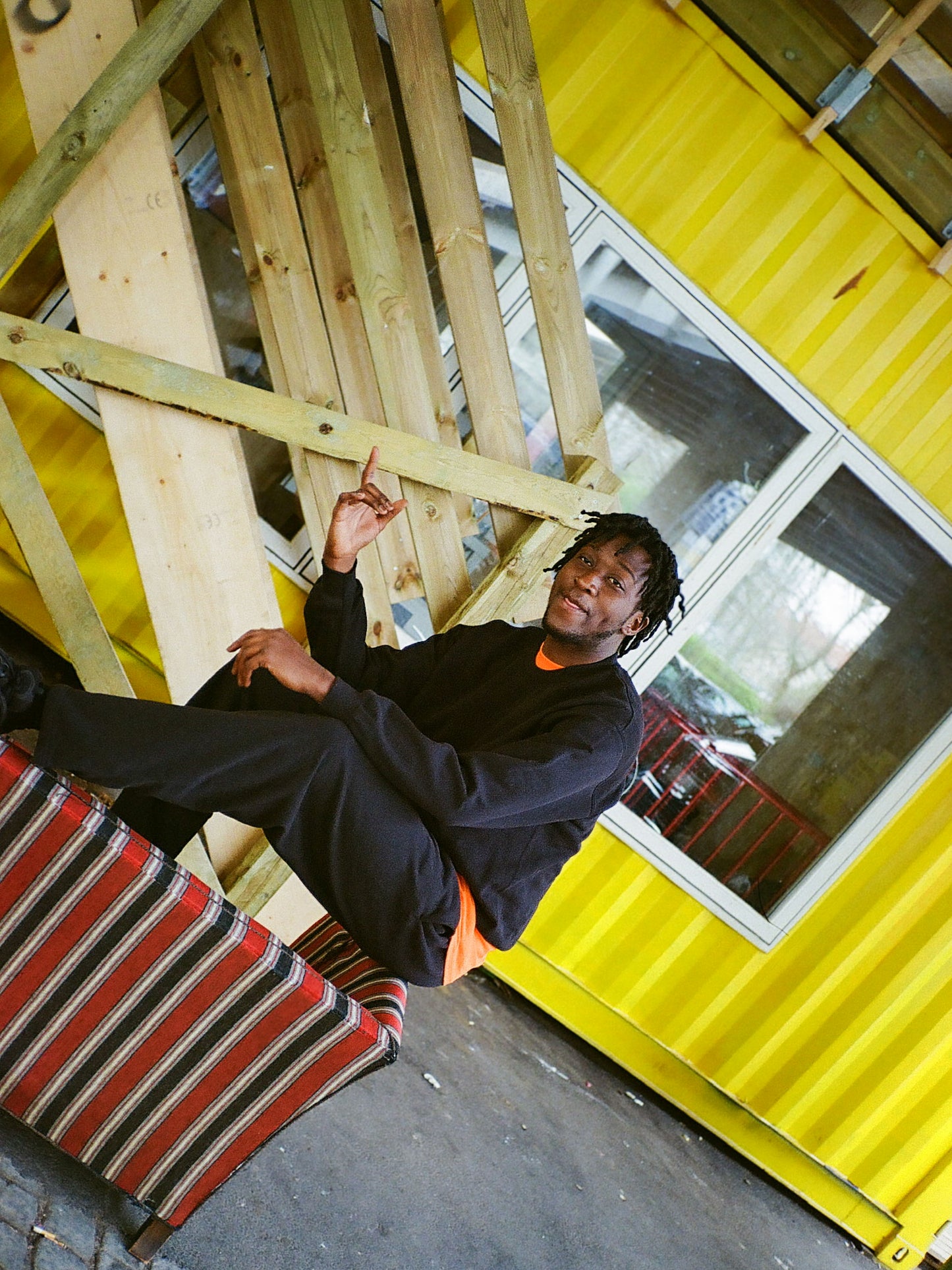 Maxwell er 190 cm høj og bruger størrelse XL. | sort