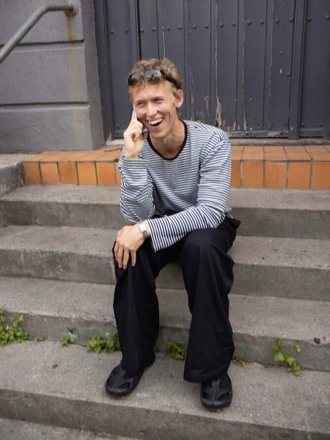 Peter er 188 cm høj og bruger størrelse L. | sort