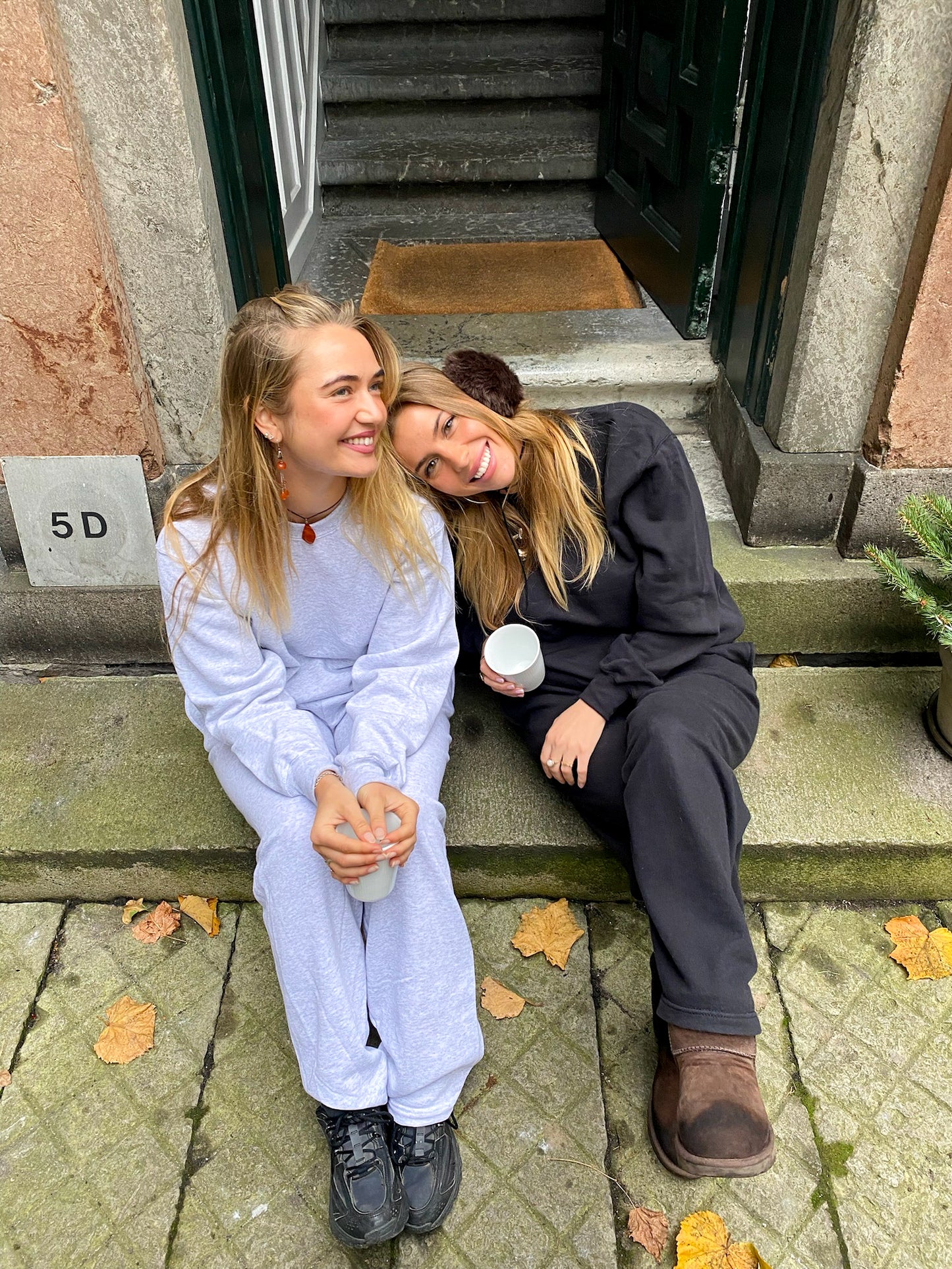 Caroline (t.v.) er 169 cm høj og bruger størrelse M. | grå