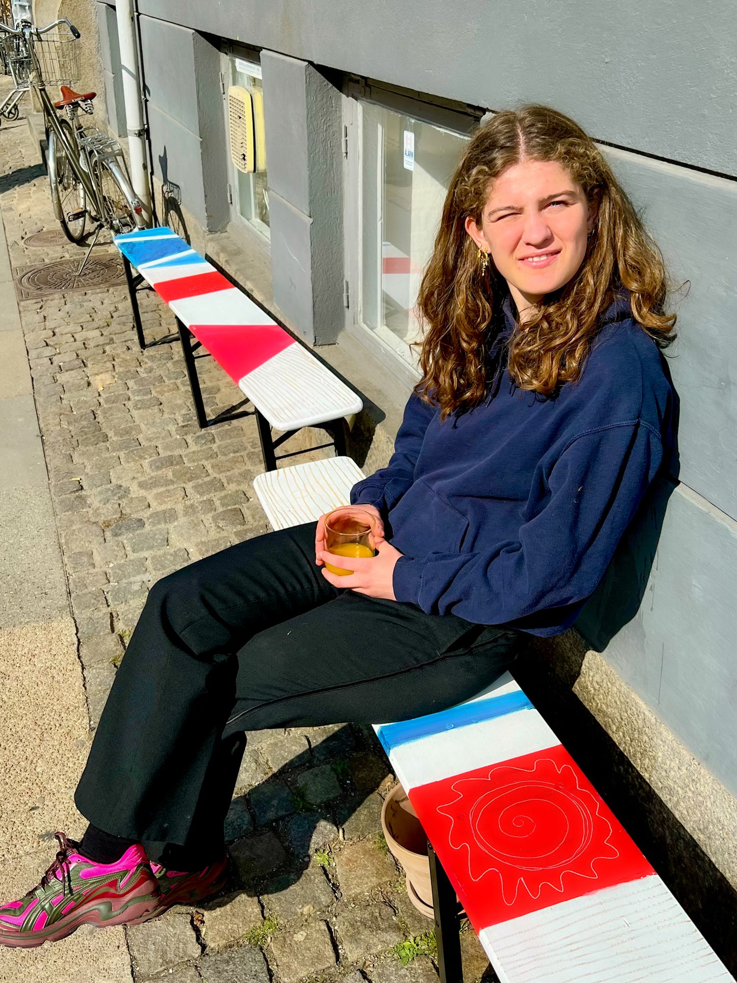 Viola er 170 cm høj og bruger størrelse M. | mørkeblå