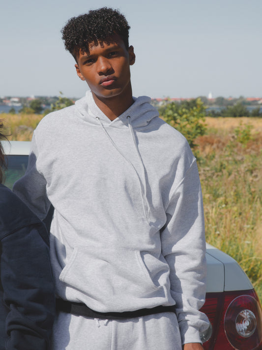 Filip er 185 cm høj og bruger størrelse L.