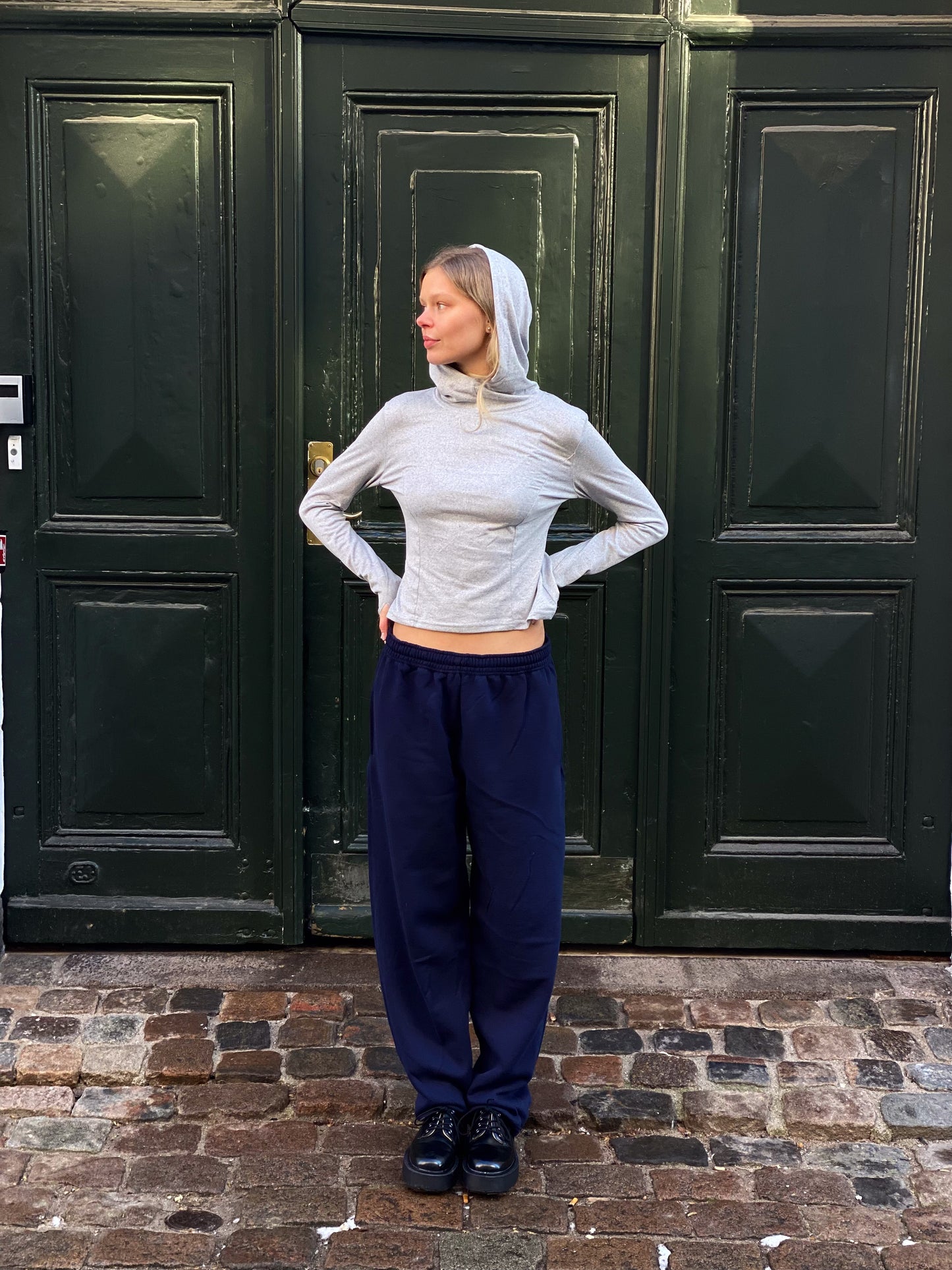 Clara er 179 cm høj og bruger størrelse M. | uden mørkeblå