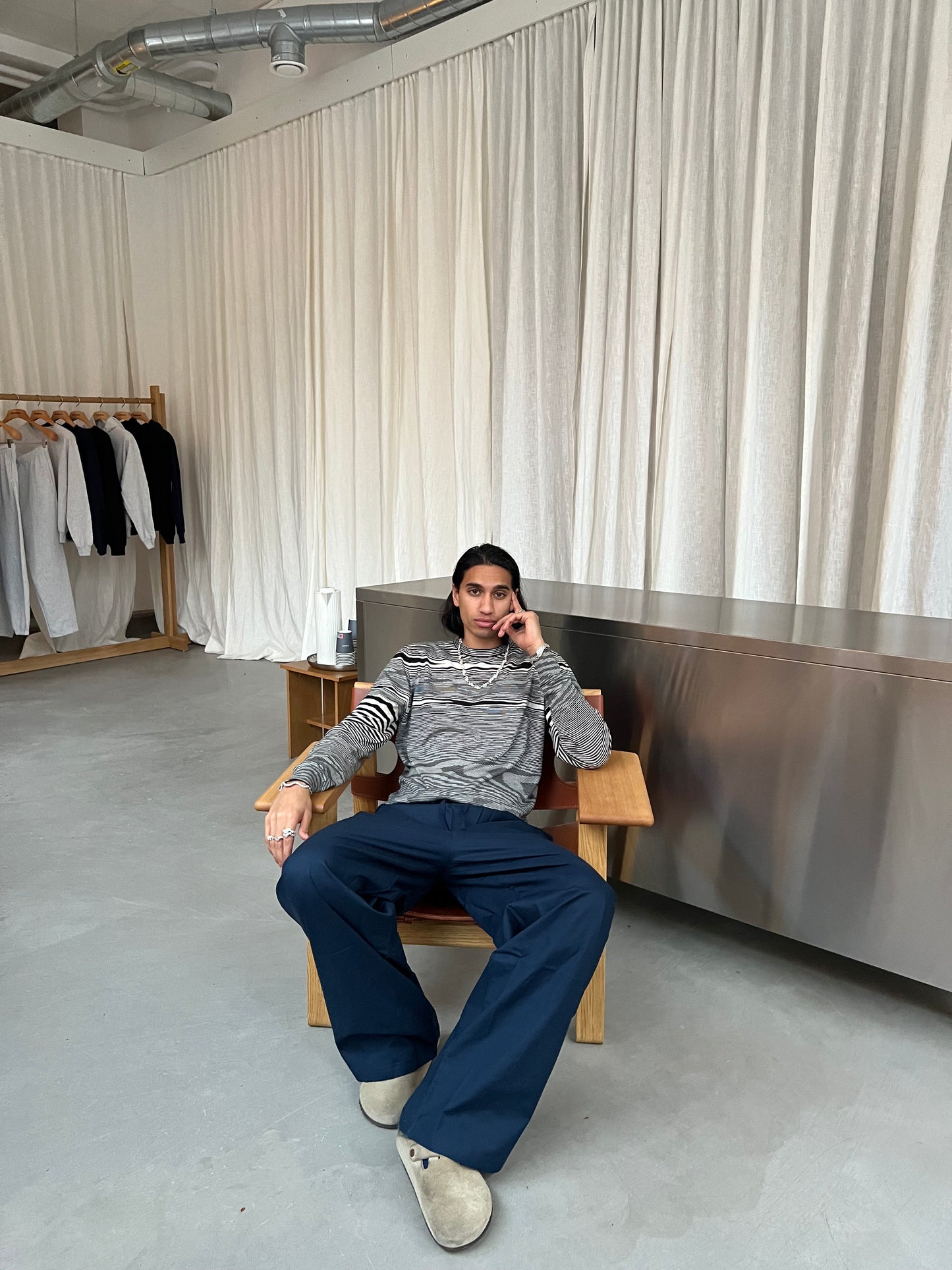 Kevin er 190 cm høj og bruger størrelse XL. | mørkeblå