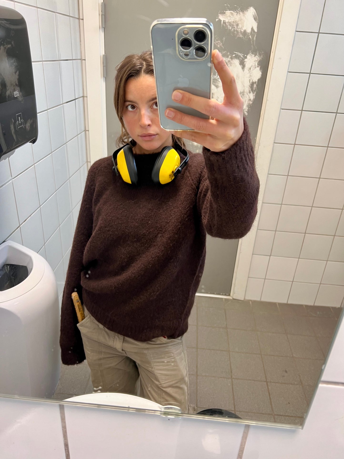 Sofie er 165 cm høj og bruger størrelse S. | mørkebrun