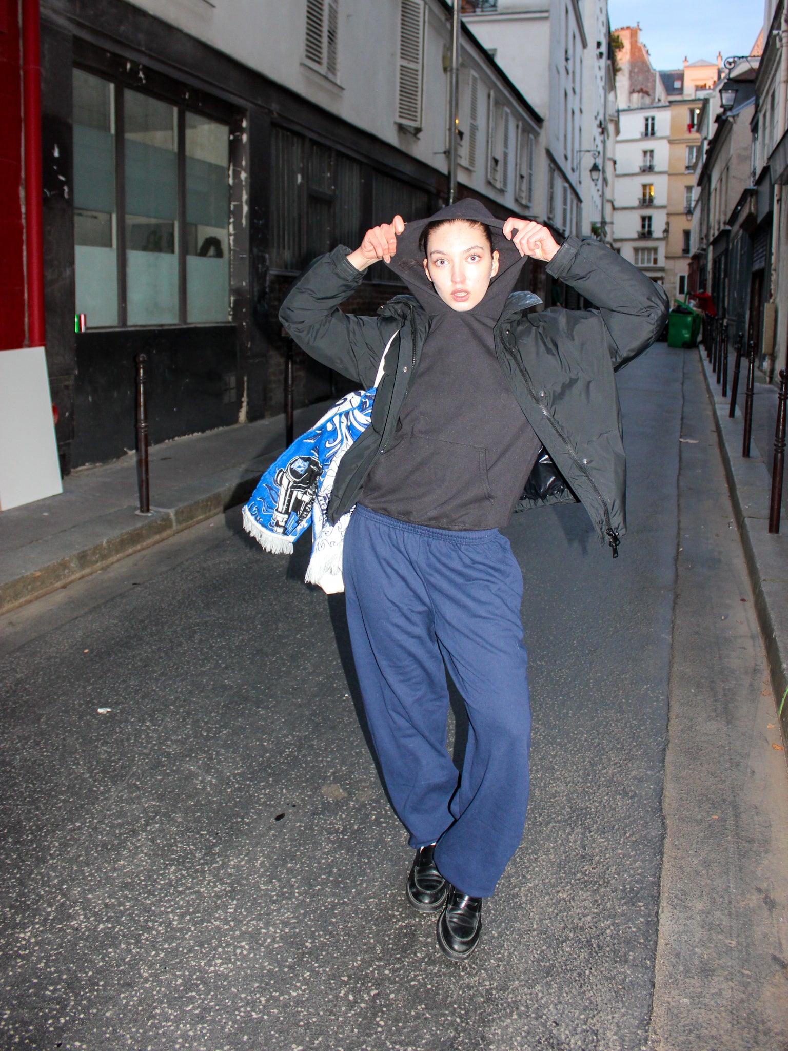 Sabina er 170 cm høj og bruger størrelse M. | med mørkeblå