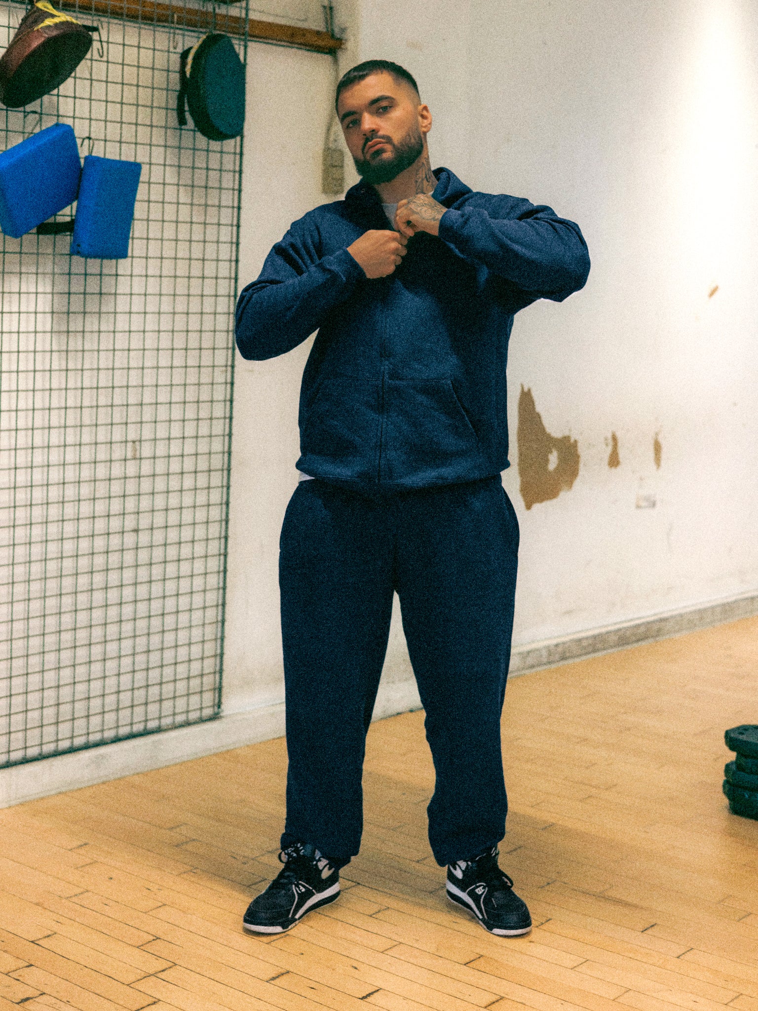 Sune er 183 cm høj og bruger størrelse L. | med mørkeblå