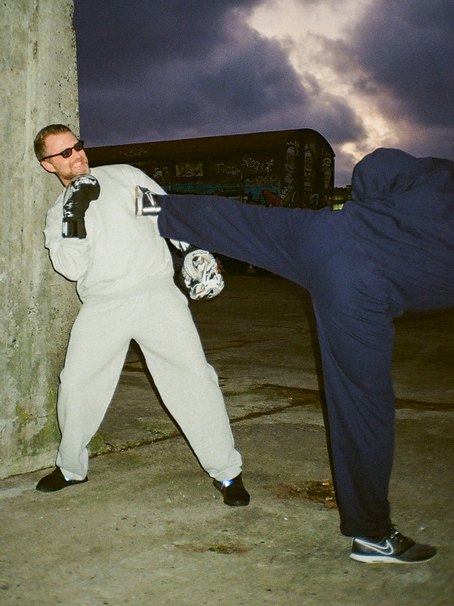 Peter er 185 cm høj og bruger størrelse L. | uden mørkeblå