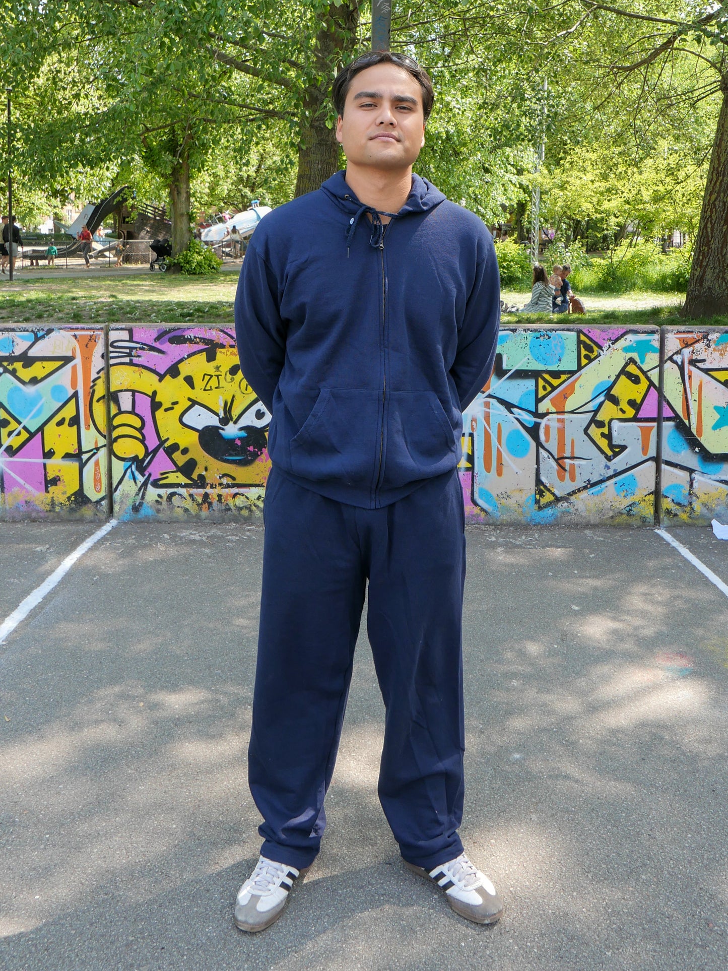 Henrik er 185 cm høj og bruger størrelse XL. | uden mørkeblå