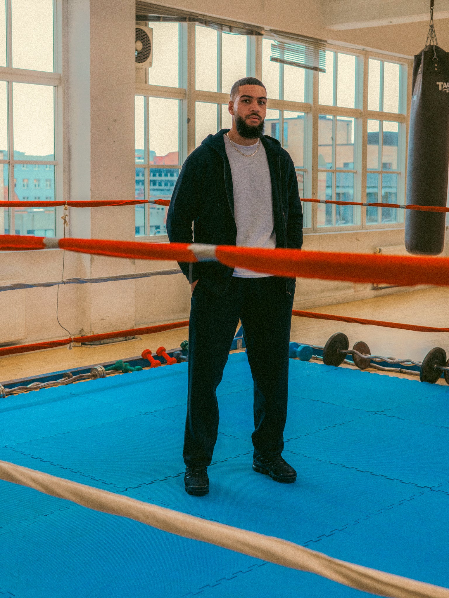 Hamza er 193 cm høj og bruger størrelse L. | uden mørkeblå