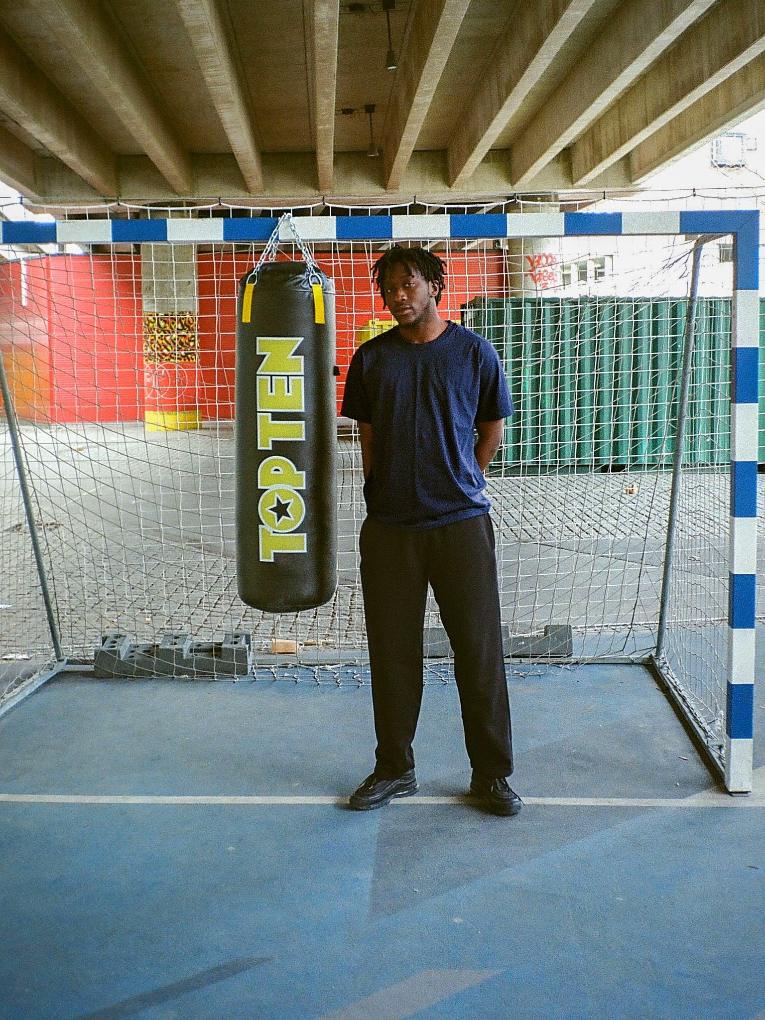 Maxwell er 190 cm høj og bruger størrelse L. | uden sort