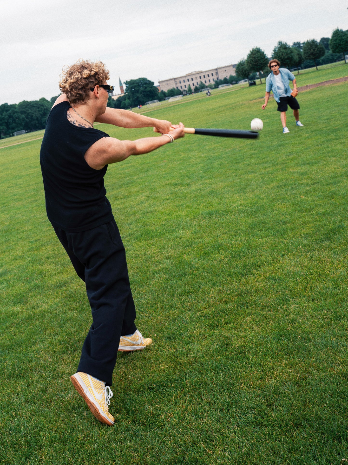 Thomas er 180 cm høj og bruger størrelse L. | uden sort