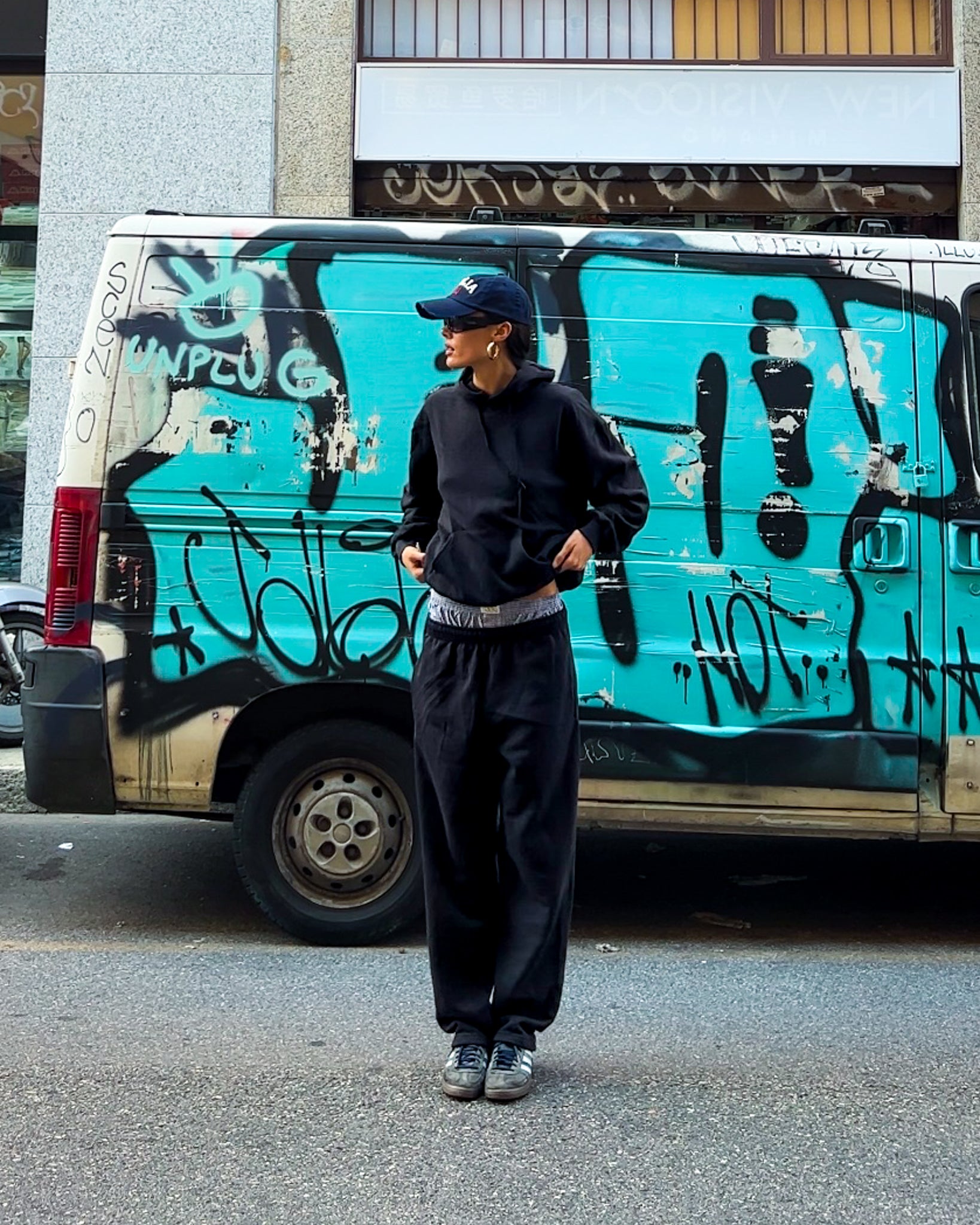 Sofi er 181 cm høj og bruger størrelse XL. | uden sort