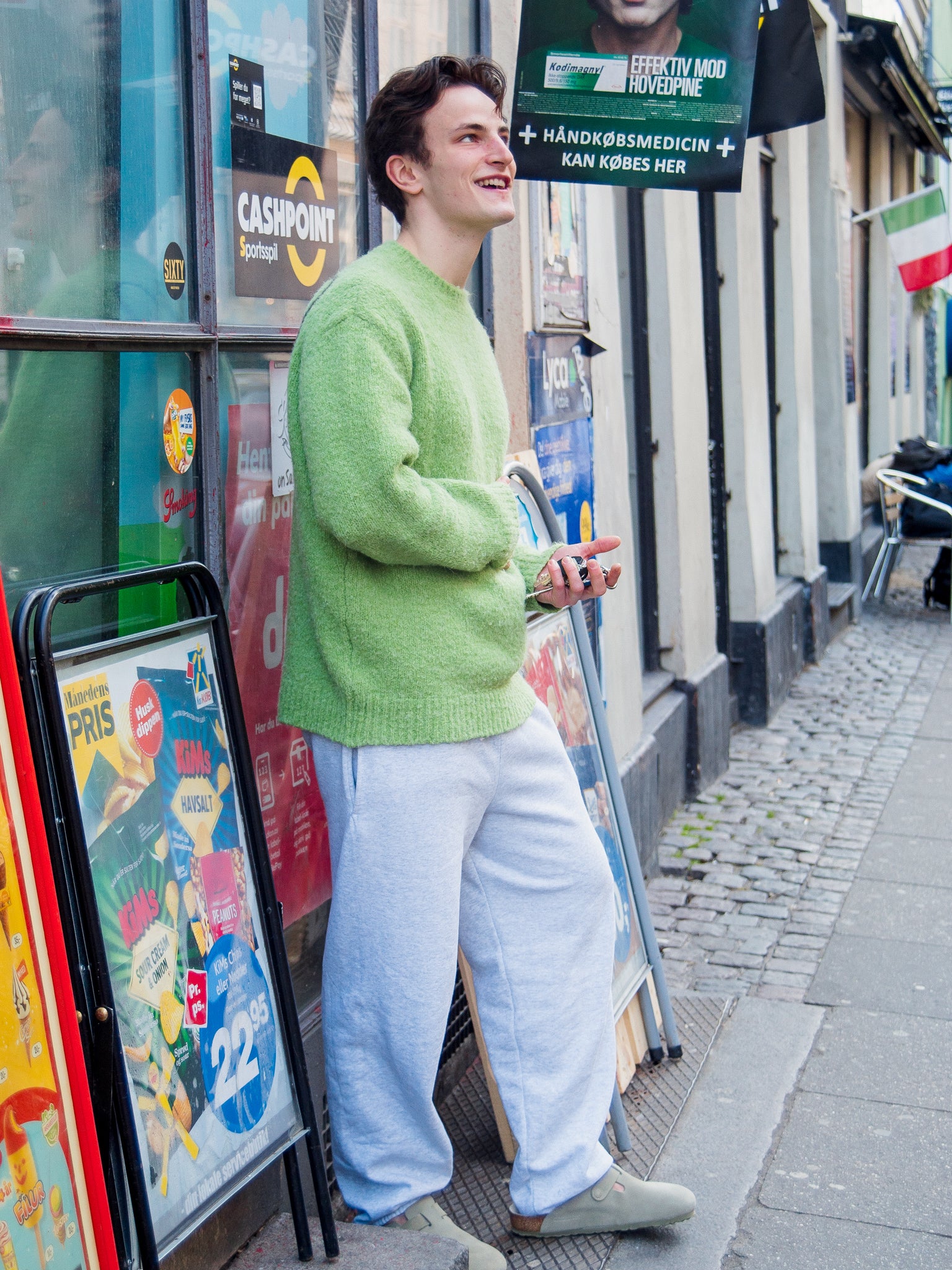 August er 186 cm høj og bruger størrelse XL. | med grå