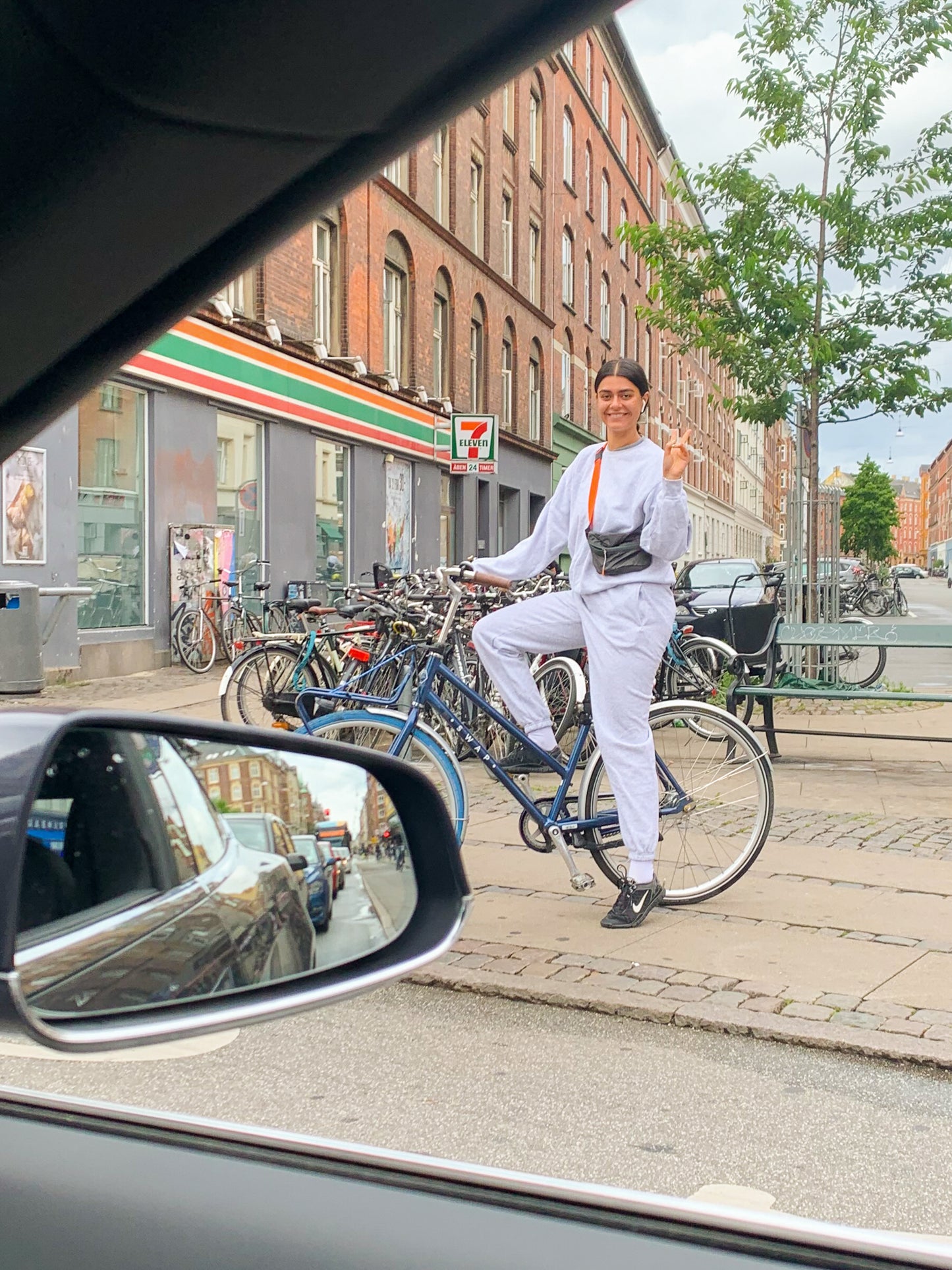 Camilla er 178 cm høj og bruger størrelse L. | med grå