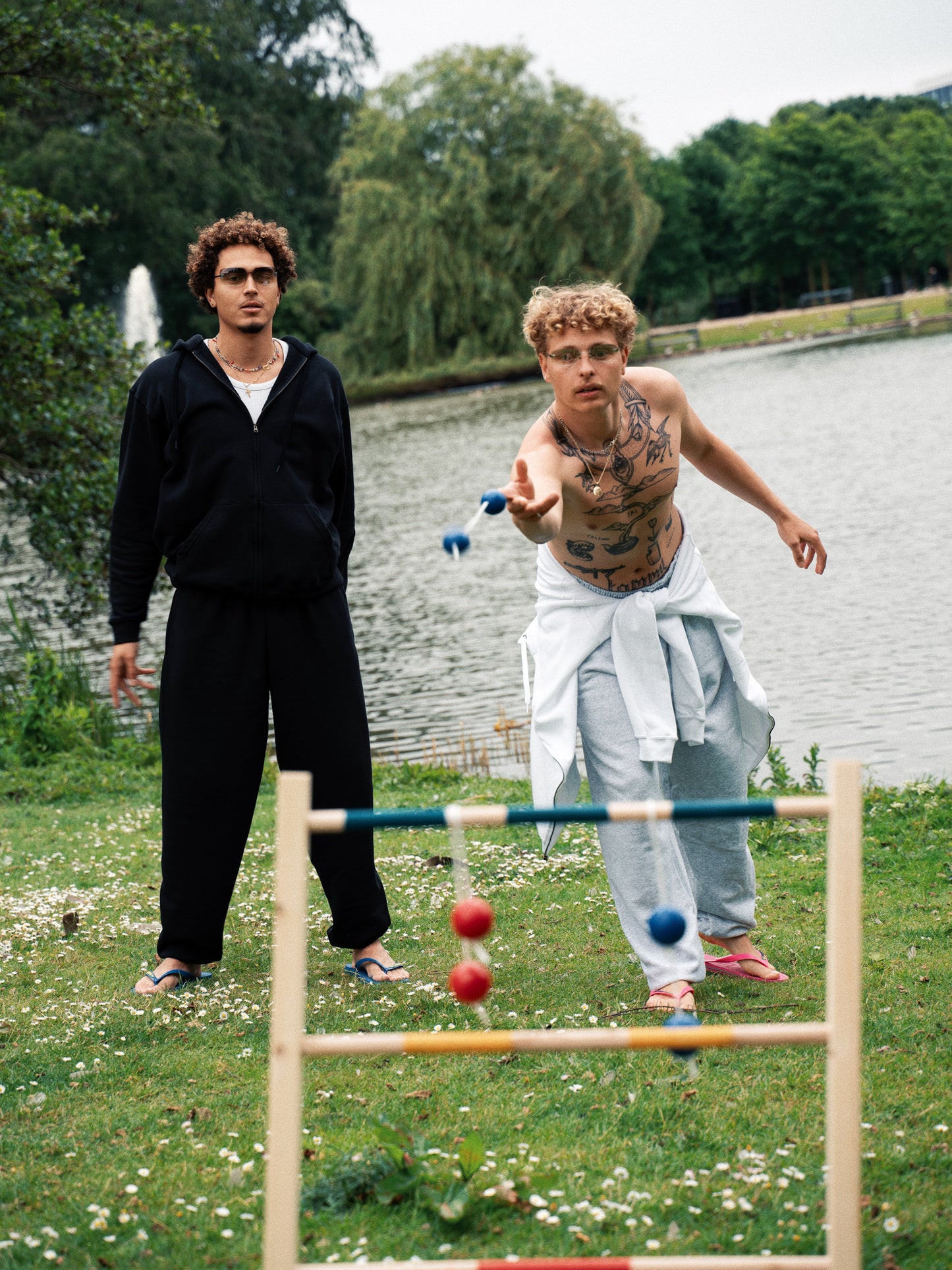 Thomas er 177 cm høj og bruger størrelse XL. | med grå