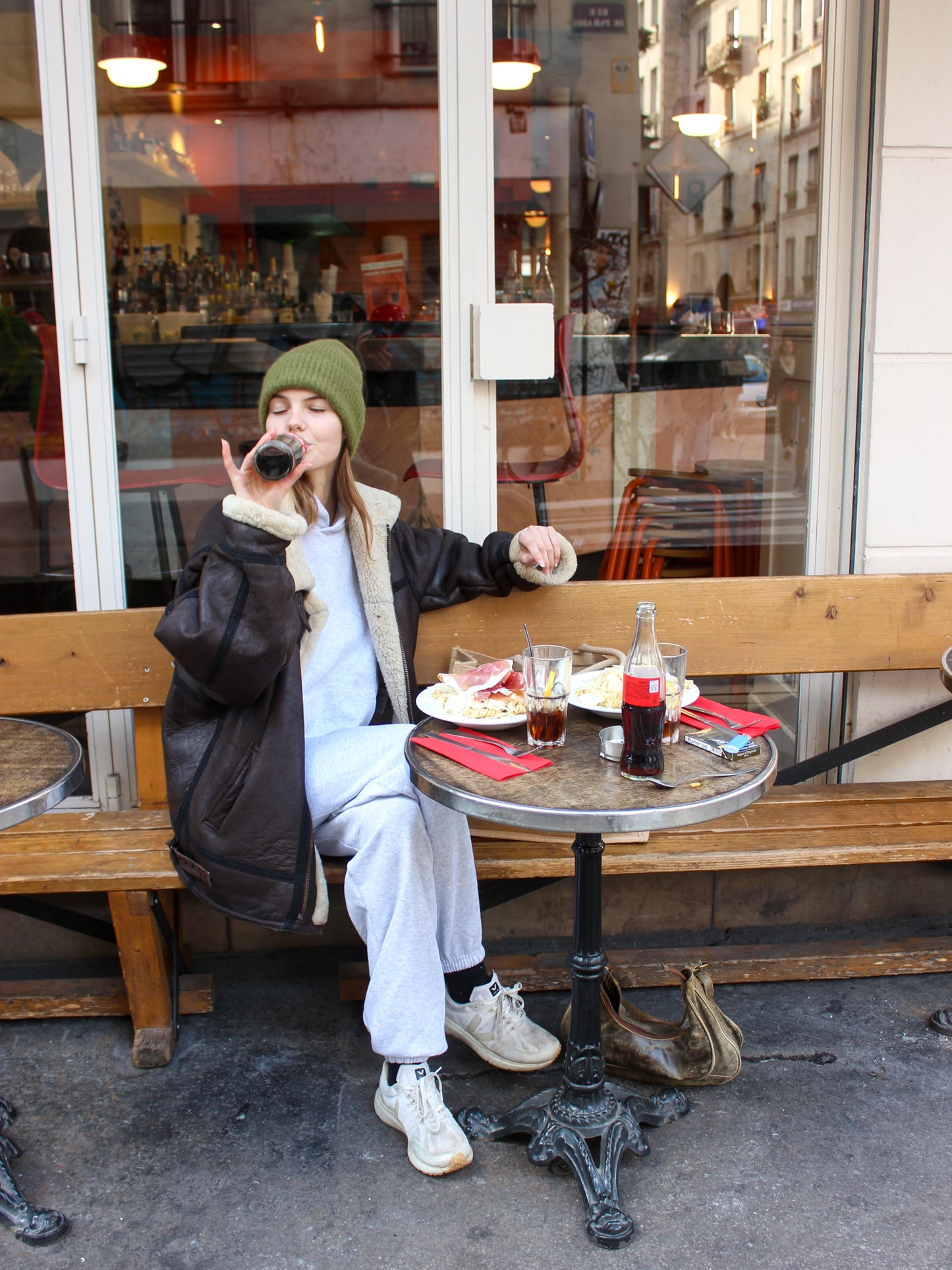 Lova er 176 cm høj og bruger størrelse M. | med grå