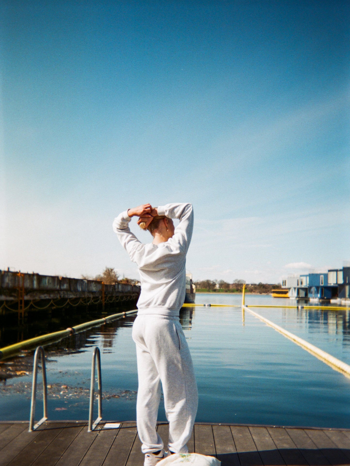 Astrid er 178 cm høj og bruger størrelse L. | med grå